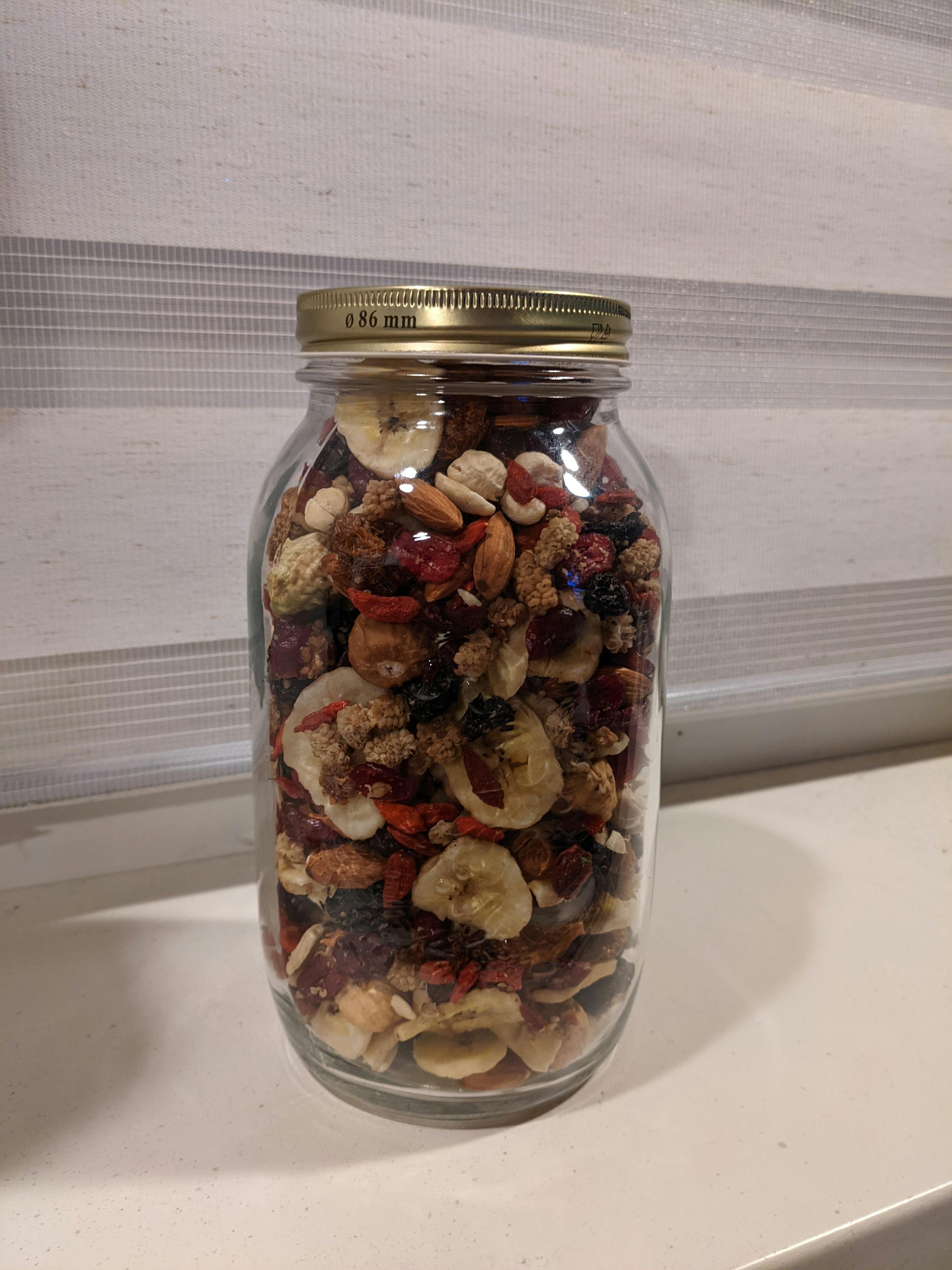 ein Glas mit einer Mischung aus Nüssen und Früchten