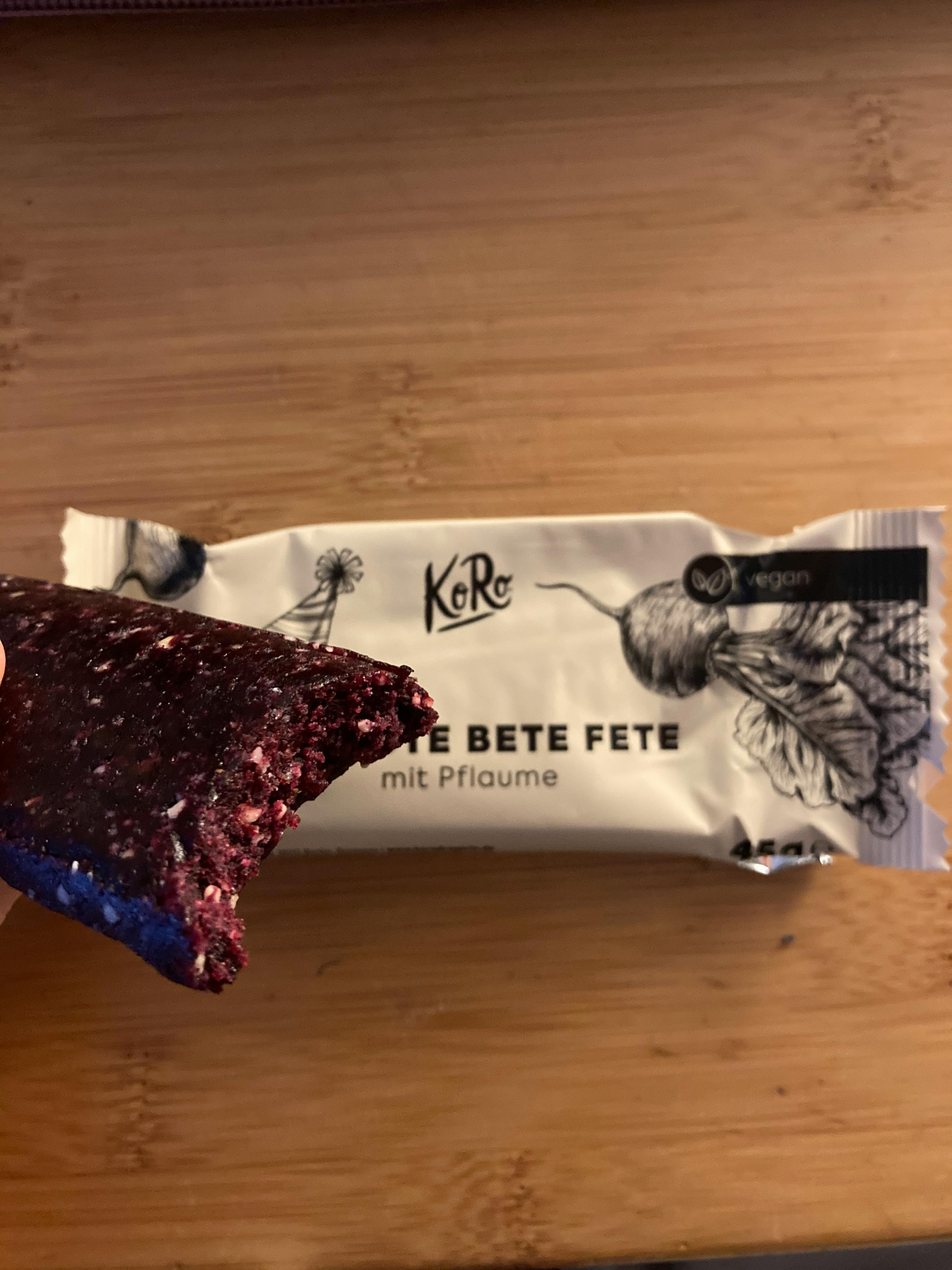 une personne tient une barre de beine fete bleue