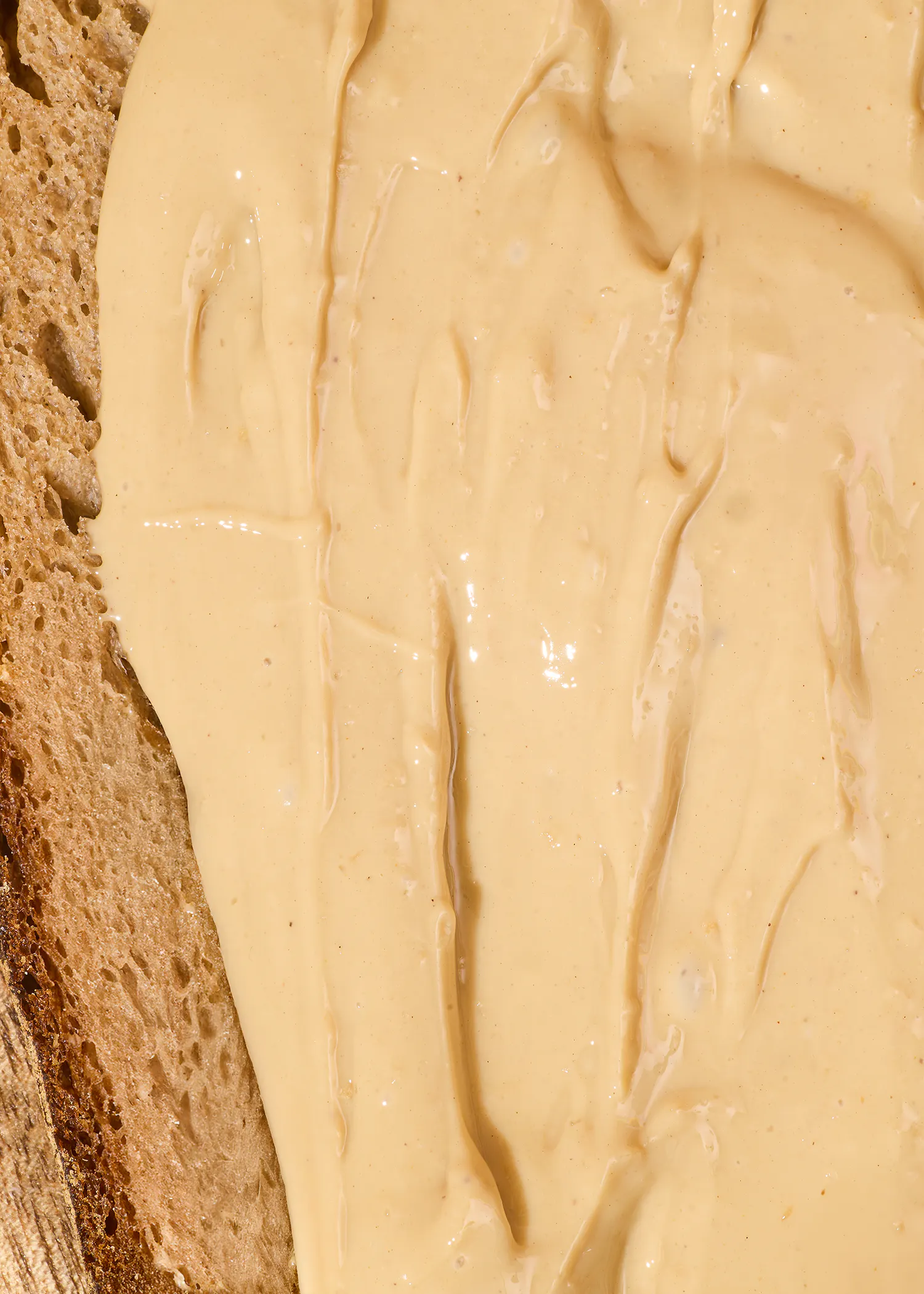 une tranche de pain est couverte de beurre d' arachide