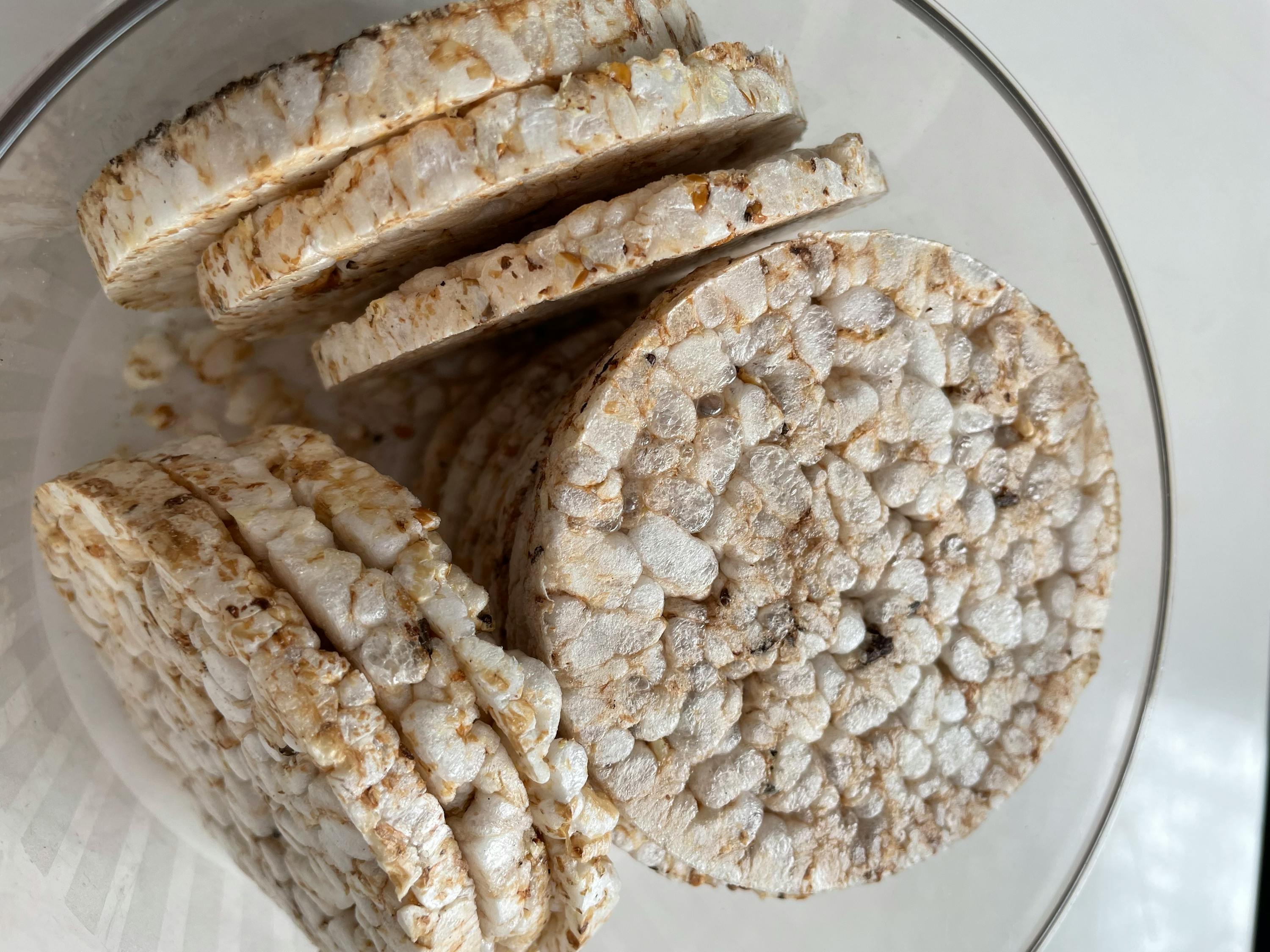une assiette en verre remplie de croustilles de riz
