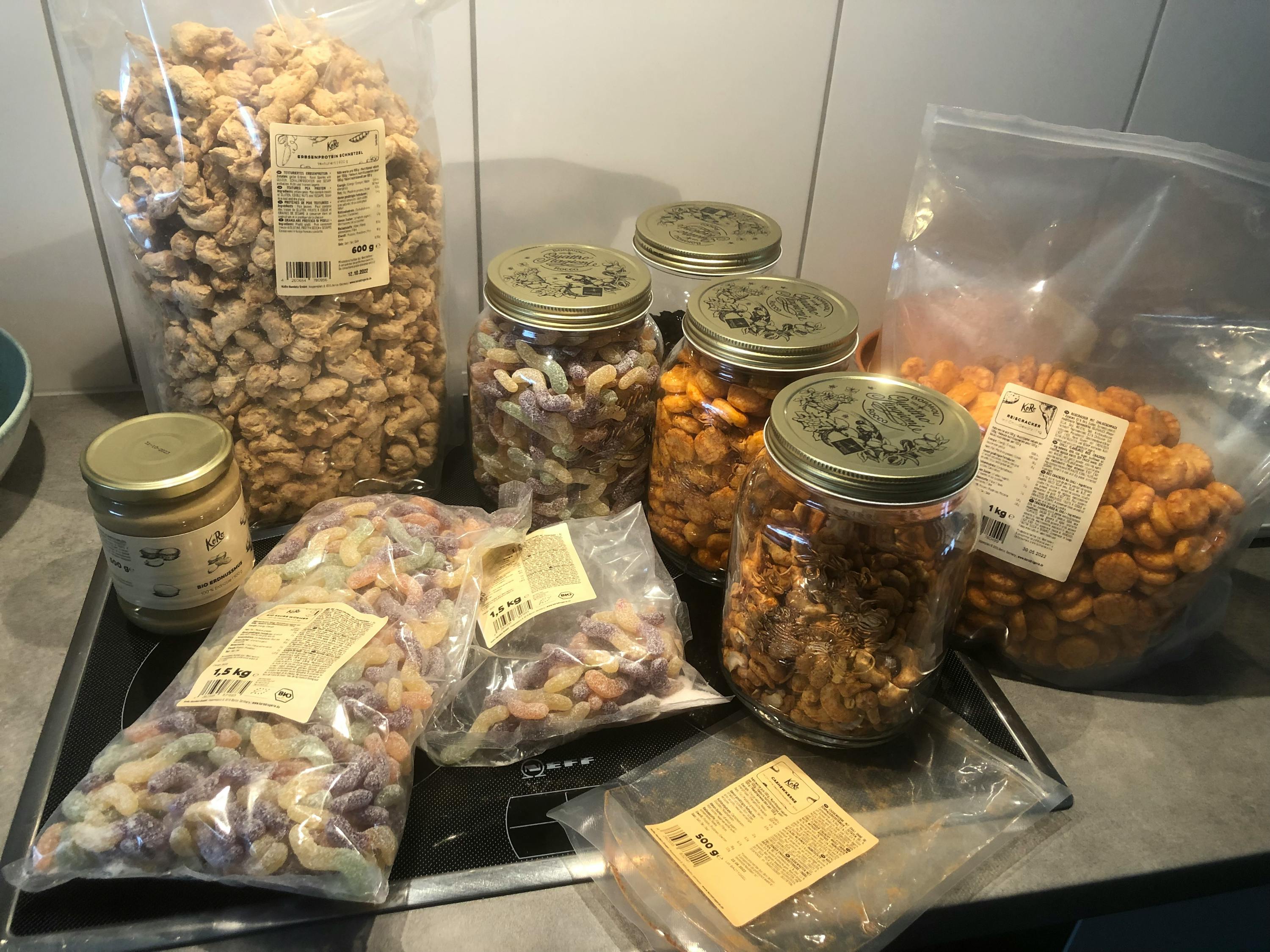 auf einem Herd stehen verschiedene Arten von Nüssen