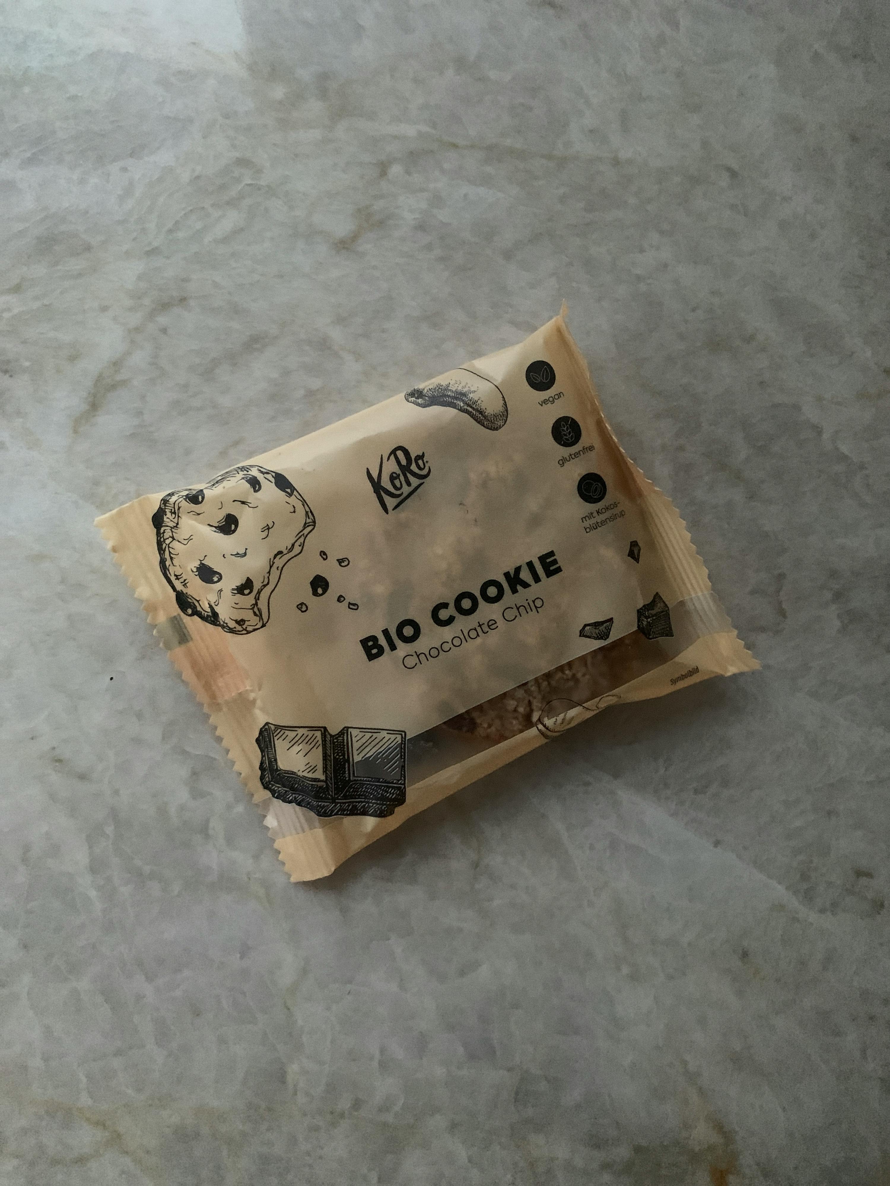 eine Tüte Bio-Kekse mit Schokoladenchips liegt auf einem Tisch