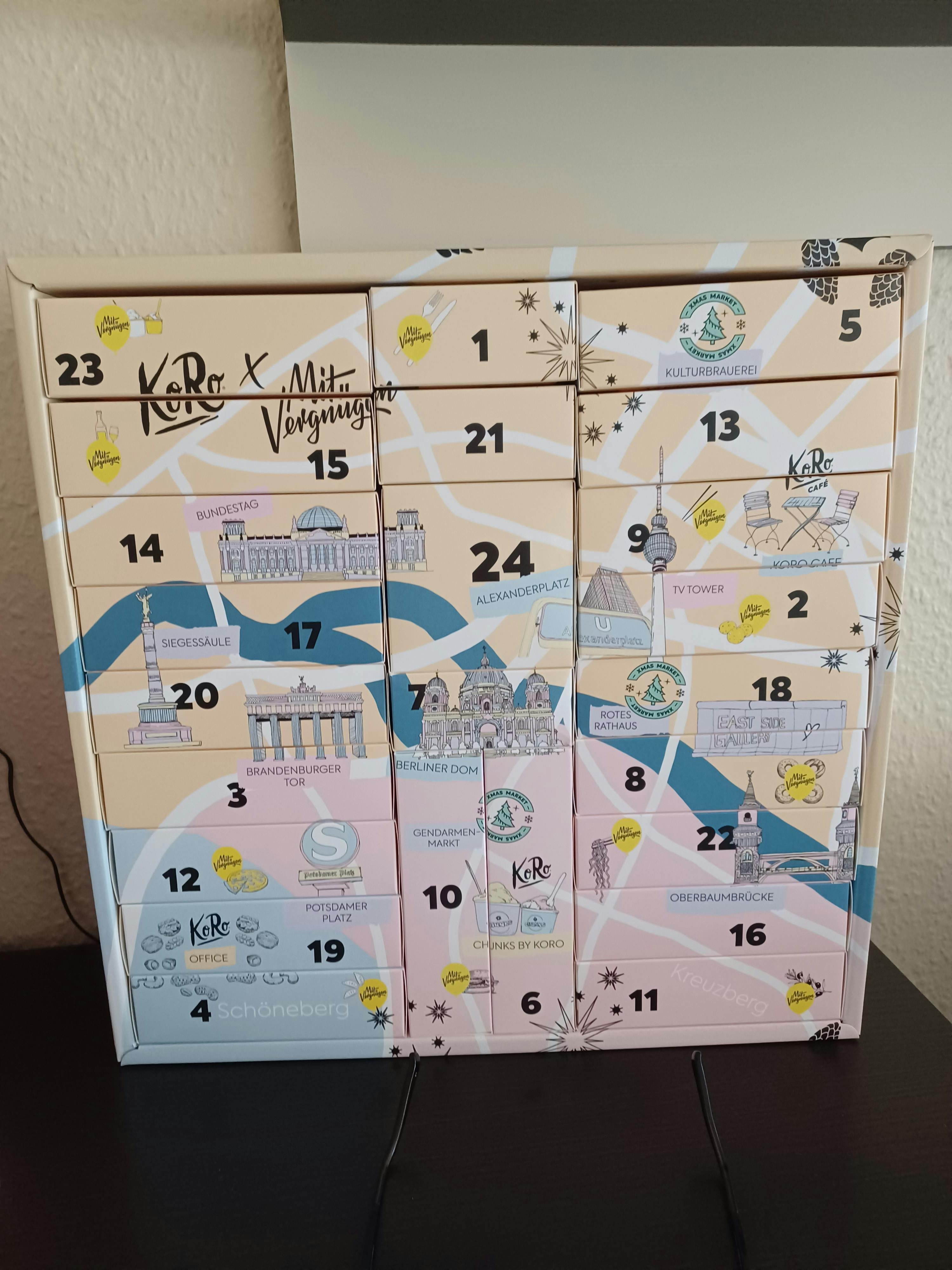 eine Schachtel mit einer Karte darauf und einem Kalender darauf
