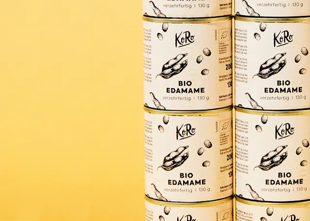 sechs Dosen bio edamame stehen nebeneinander