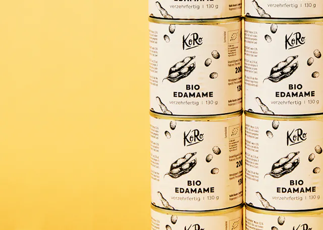 sechs Dosen bio edamame stehen nebeneinander