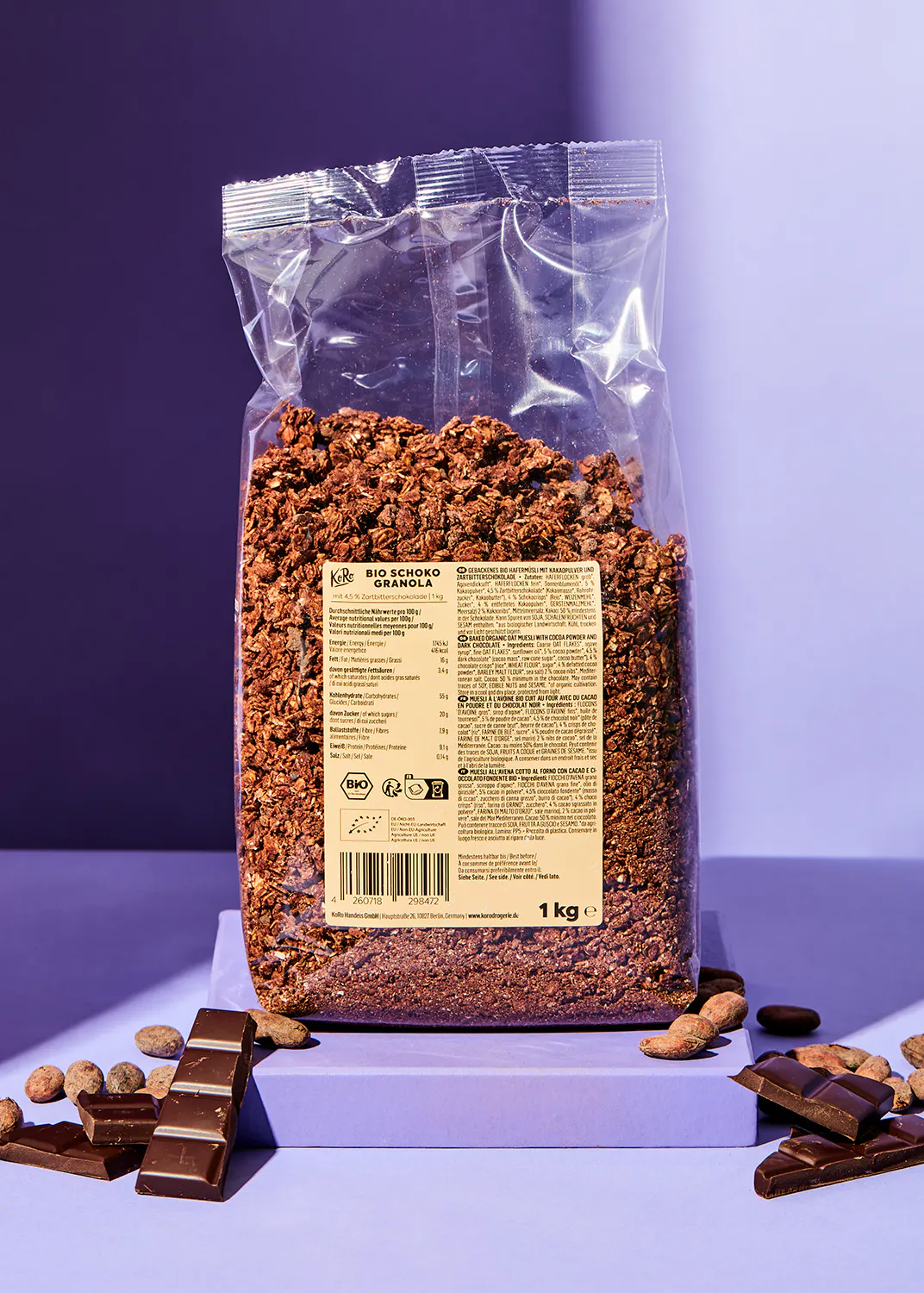 un sac de granola au chocolat bio est posé sur une table violette