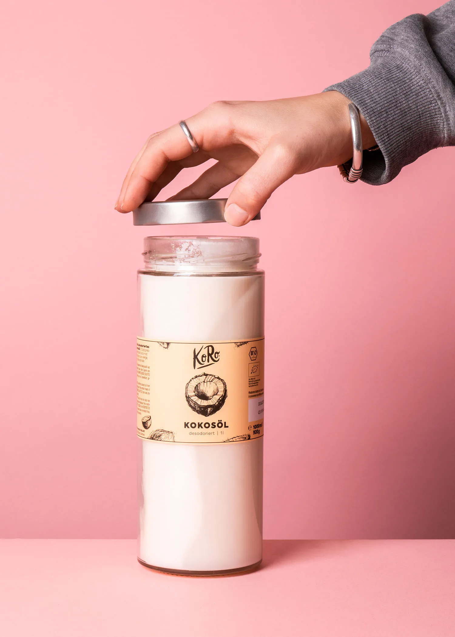 a person is opening a jar of kokosöl