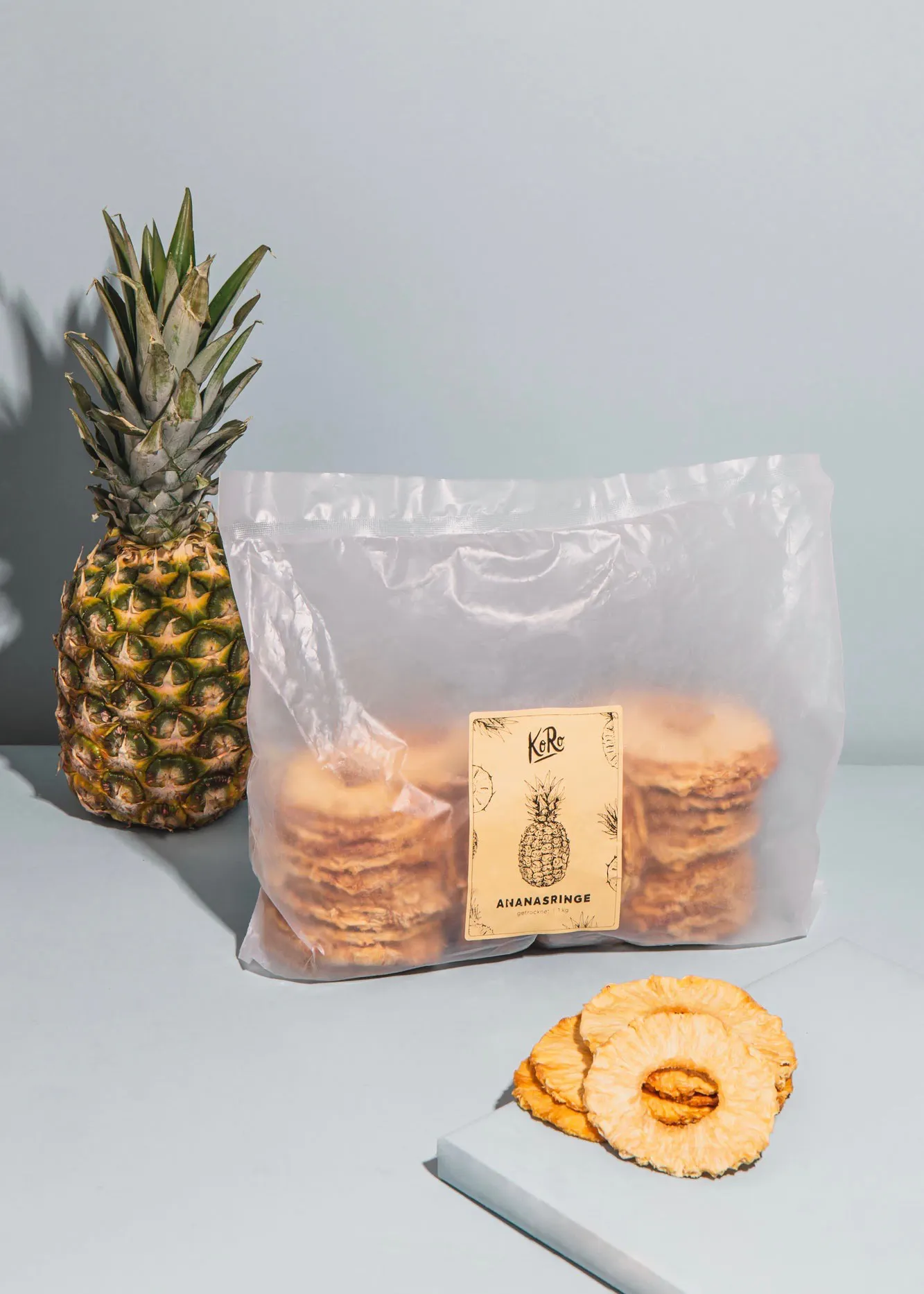un sac en plastique contenant des tranches d' ananas à côté d' un ananas