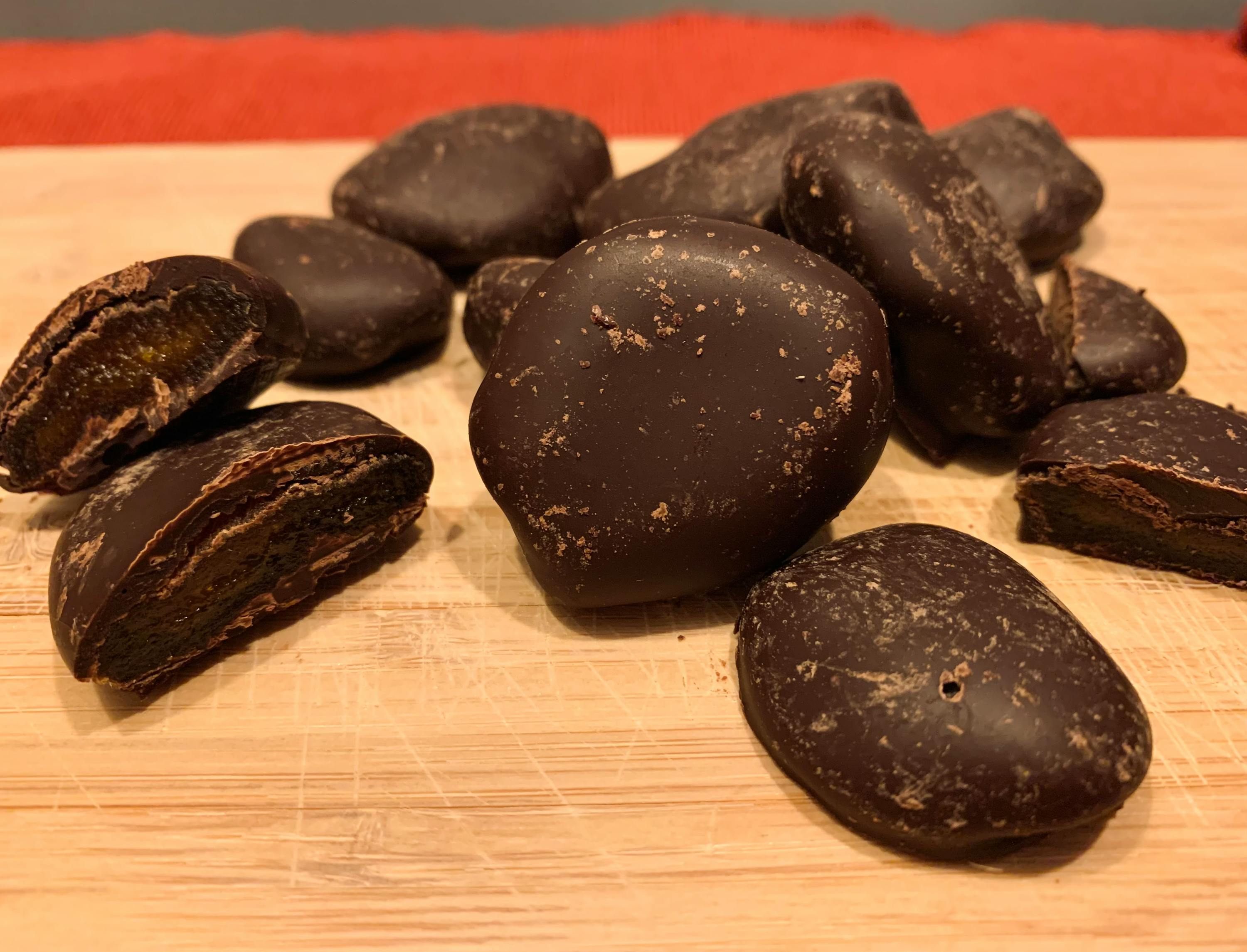 eine Nahaufnahme von Schokoladenstückchen auf einem Schneidebrett