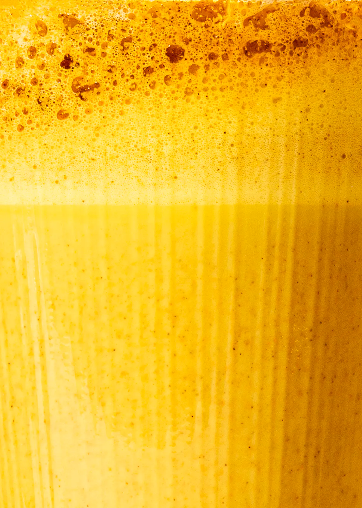 un gros plan d' une boisson jaune avec des bulles