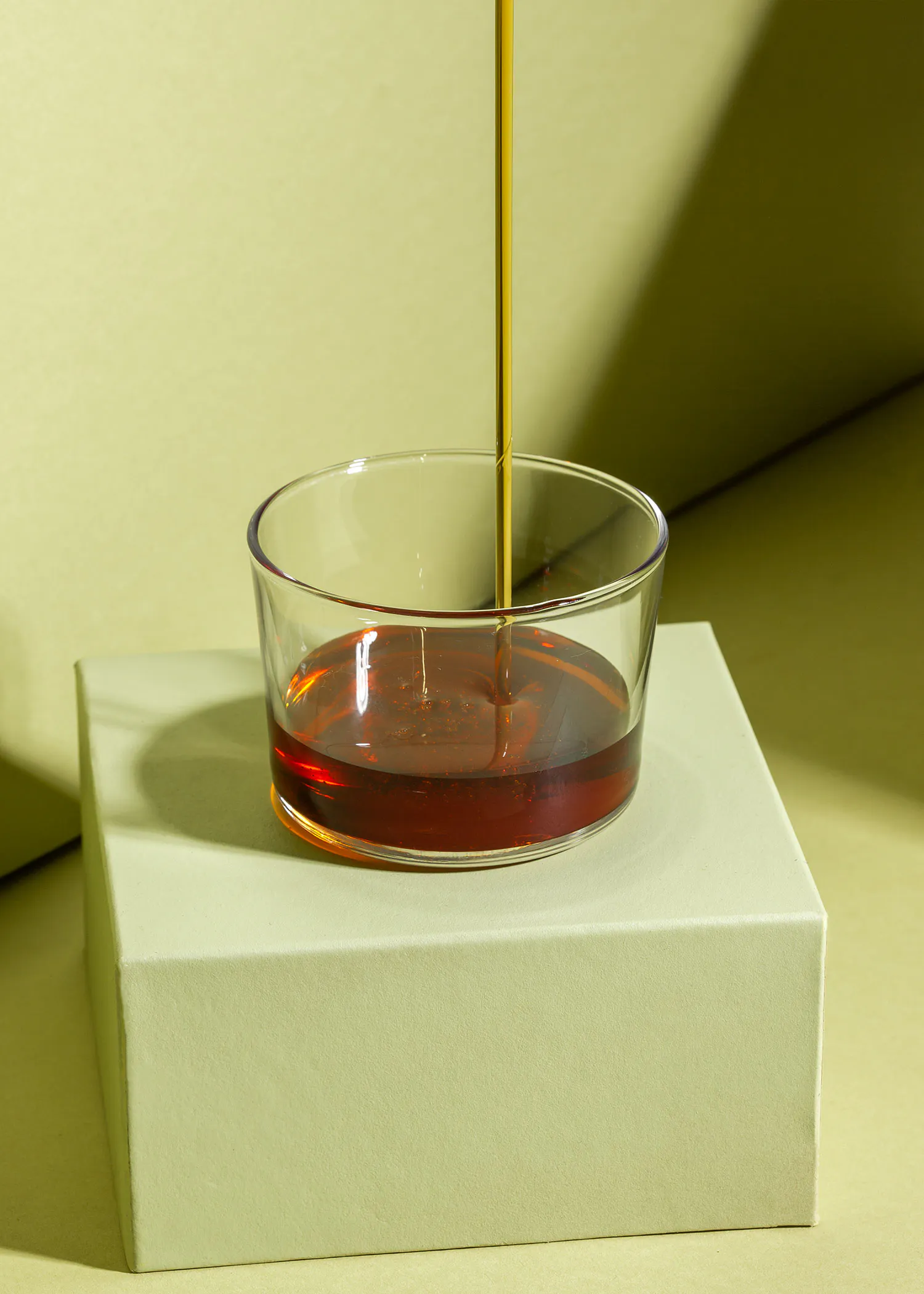 un bol en verre rempli d' un liquide brun