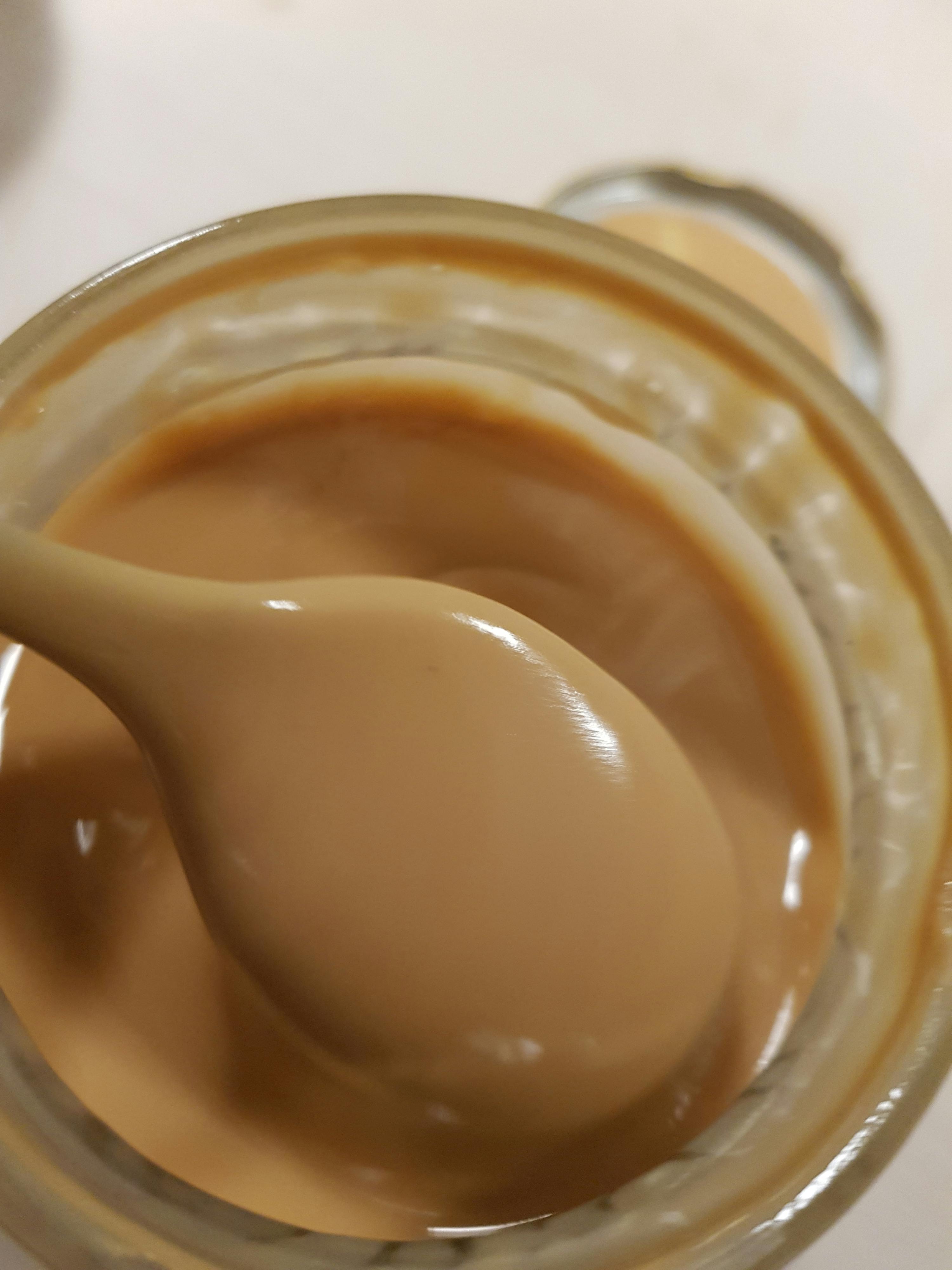 un primo piano di un cucchiaio in un barattolo di latte condensato