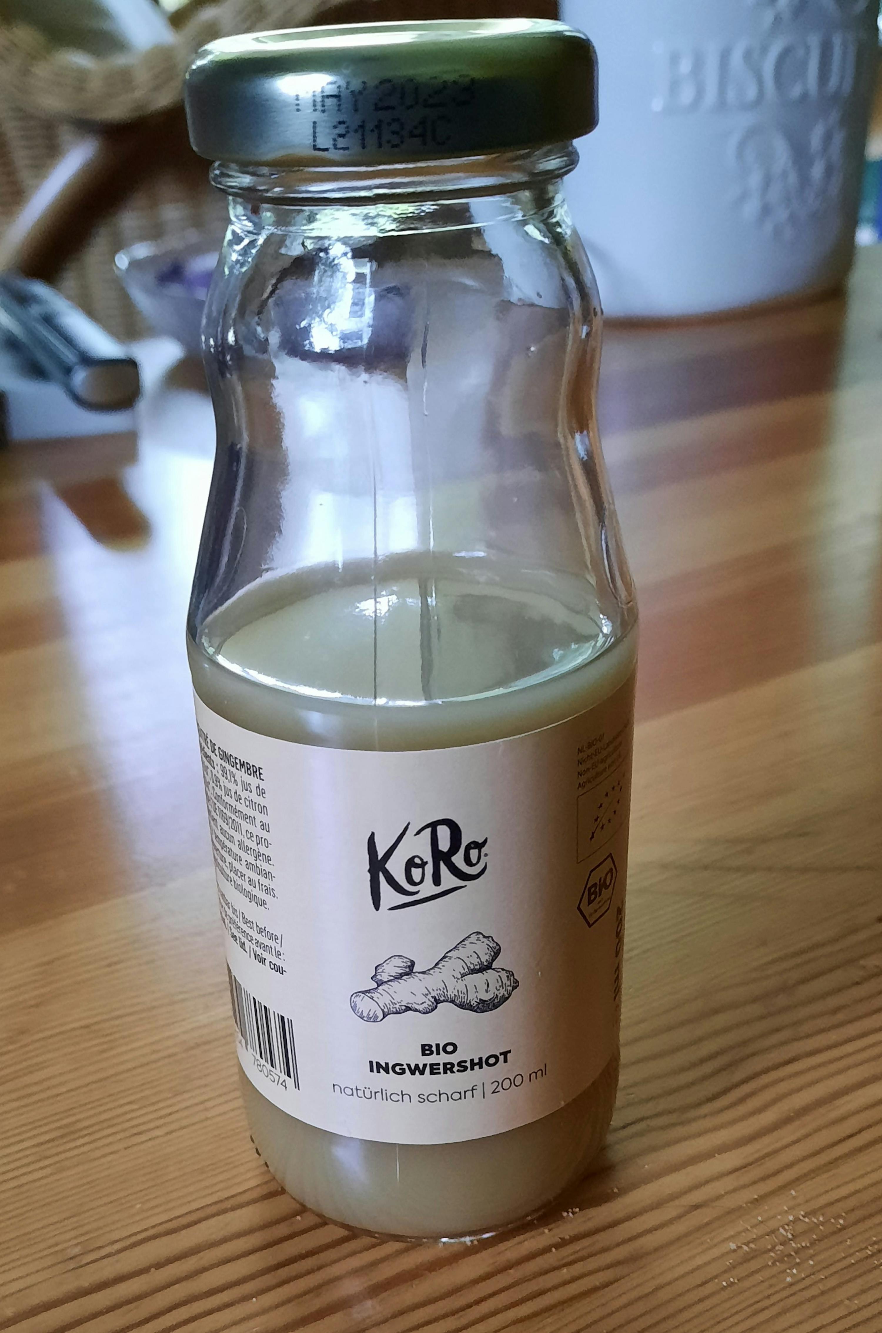 un bocal en verre rempli d' une boisson à base de gingembre