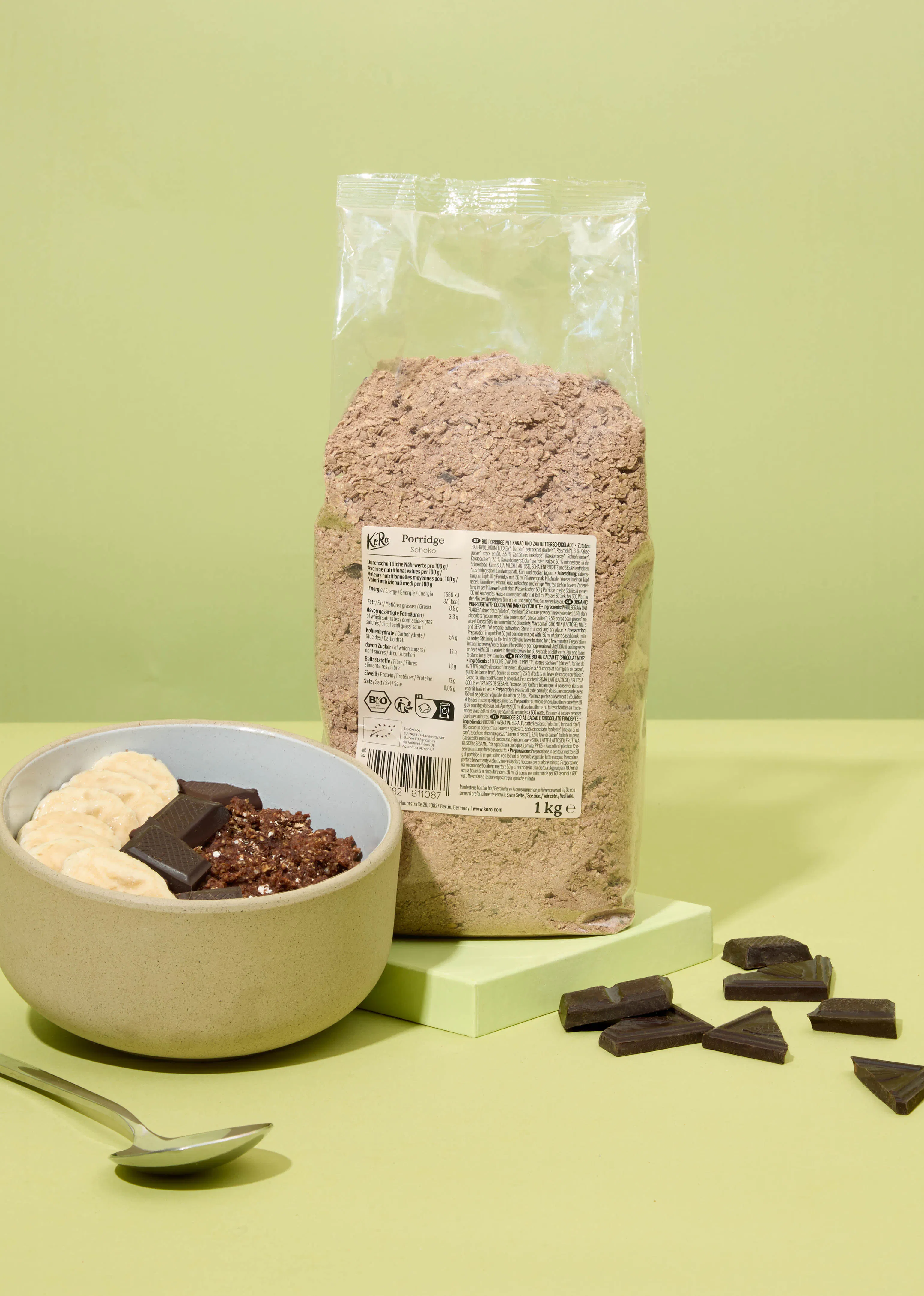 eine Schüssel Müsli mit Schokoladenstücken neben einem Paket Müsli