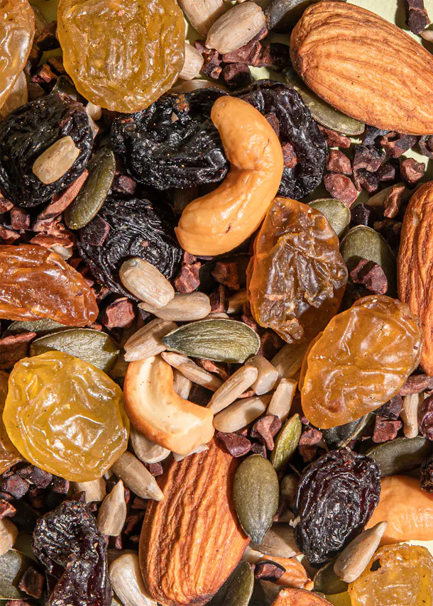 eine Nahaufnahme einer Mischung aus Nüssen und Trockenfrüchten
