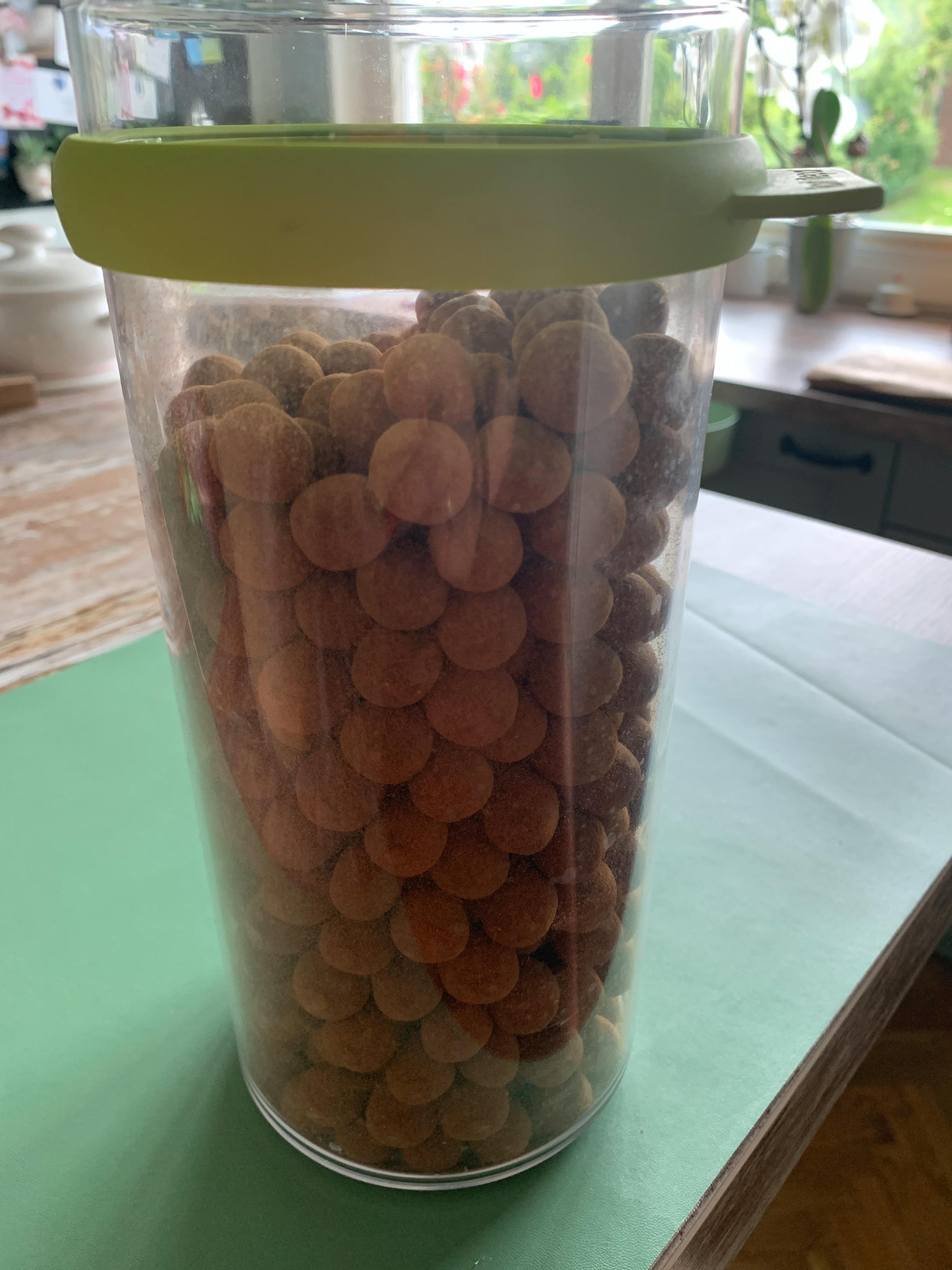 ein Glas mit einem grünen Deckel gefüllt mit Müsli