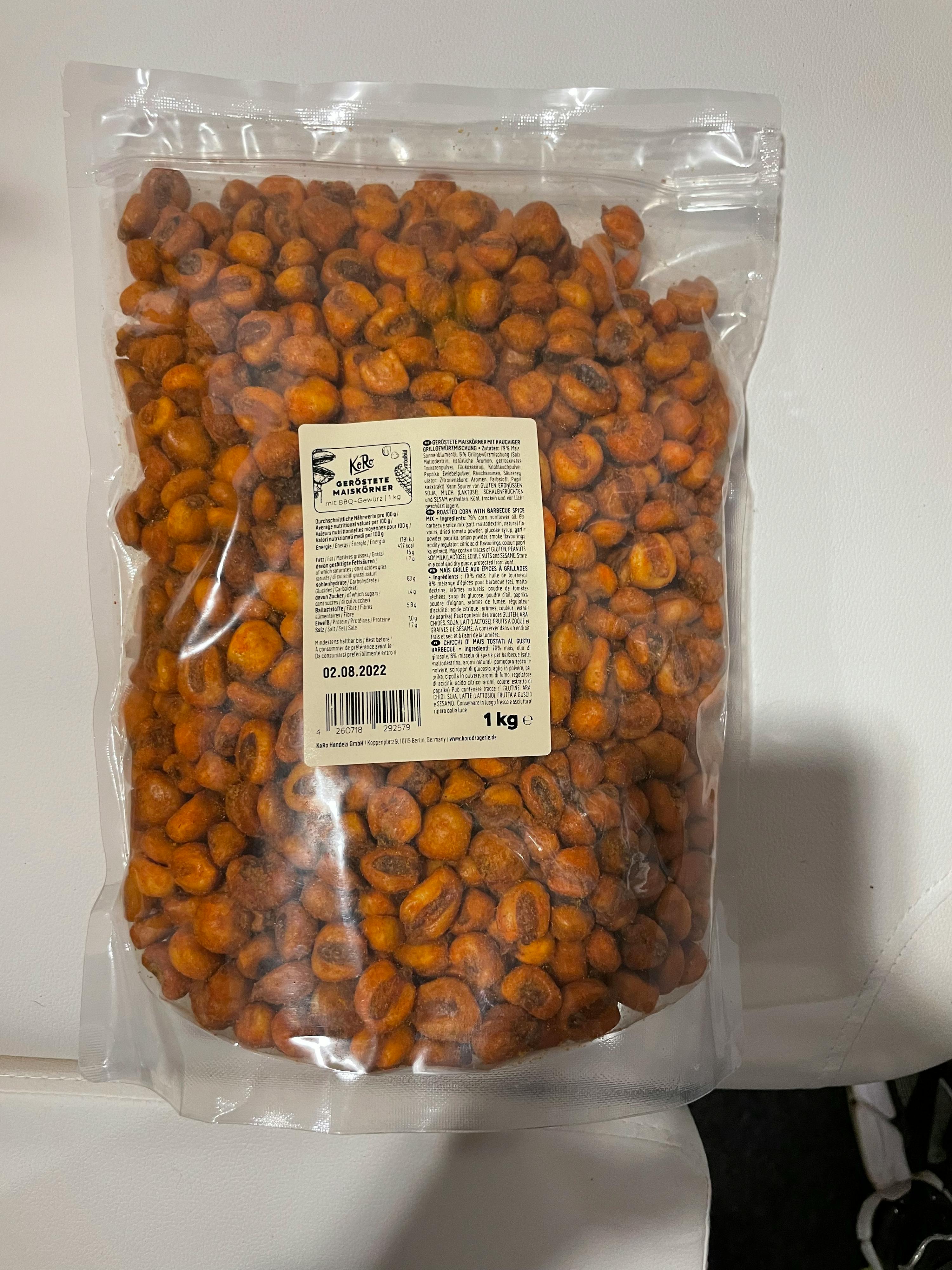 un sac en plastique rempli de graines de maïs