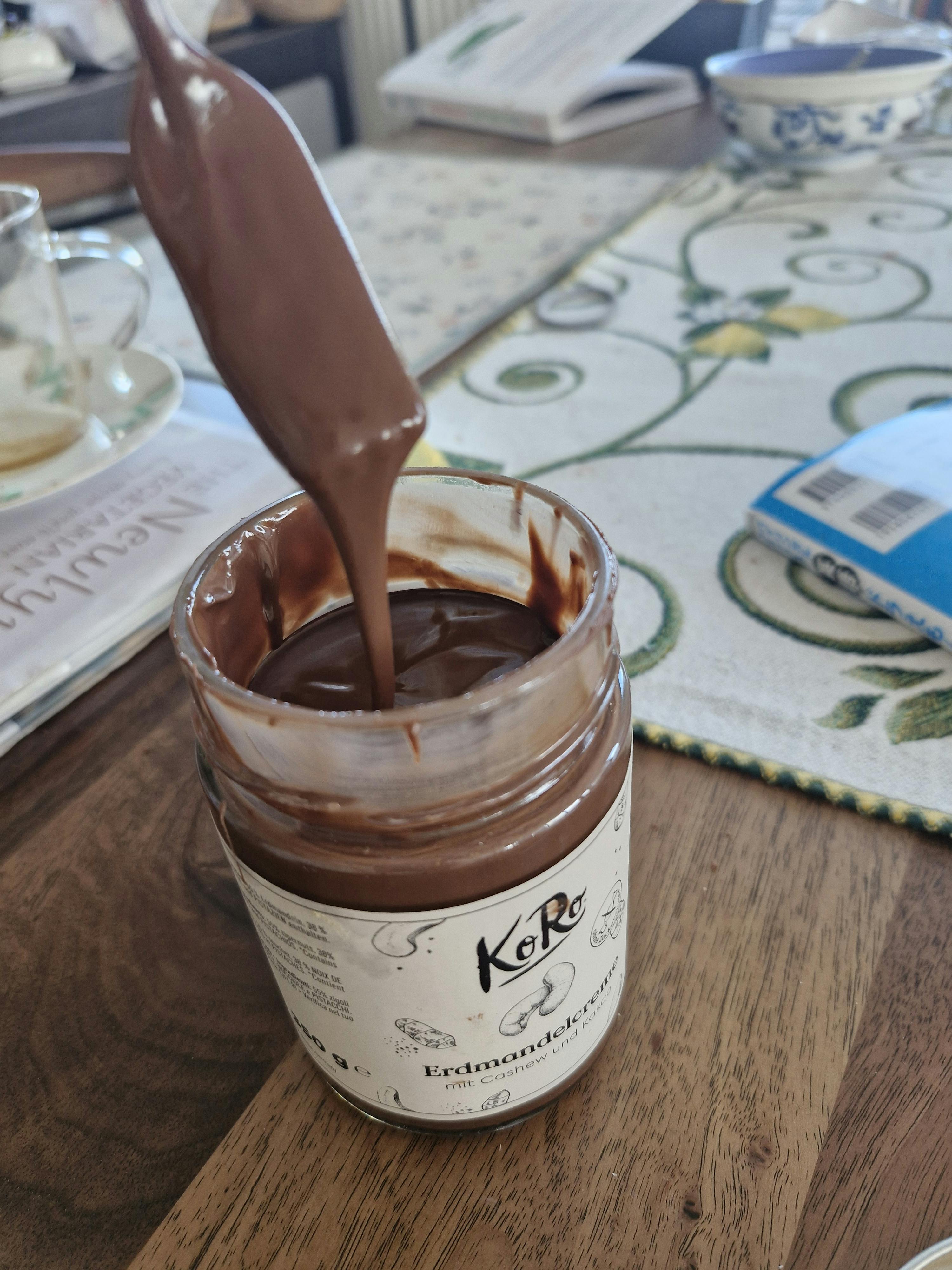 un pot de pâte à tartiner au chocolat avec une cuillère à l' intérieur