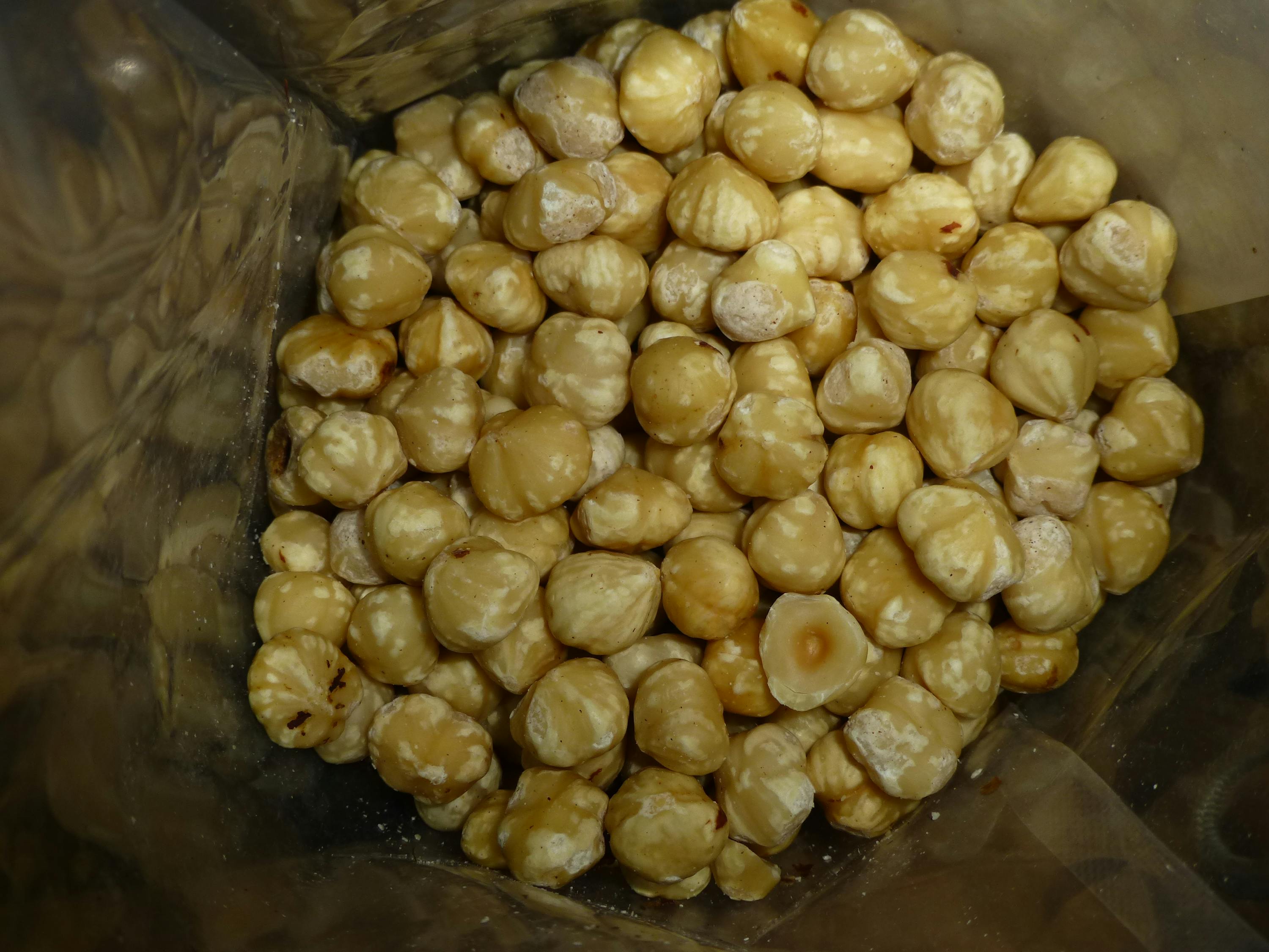 eine Nahaufnahme von Haselnüssen in einem Plastikbeutel