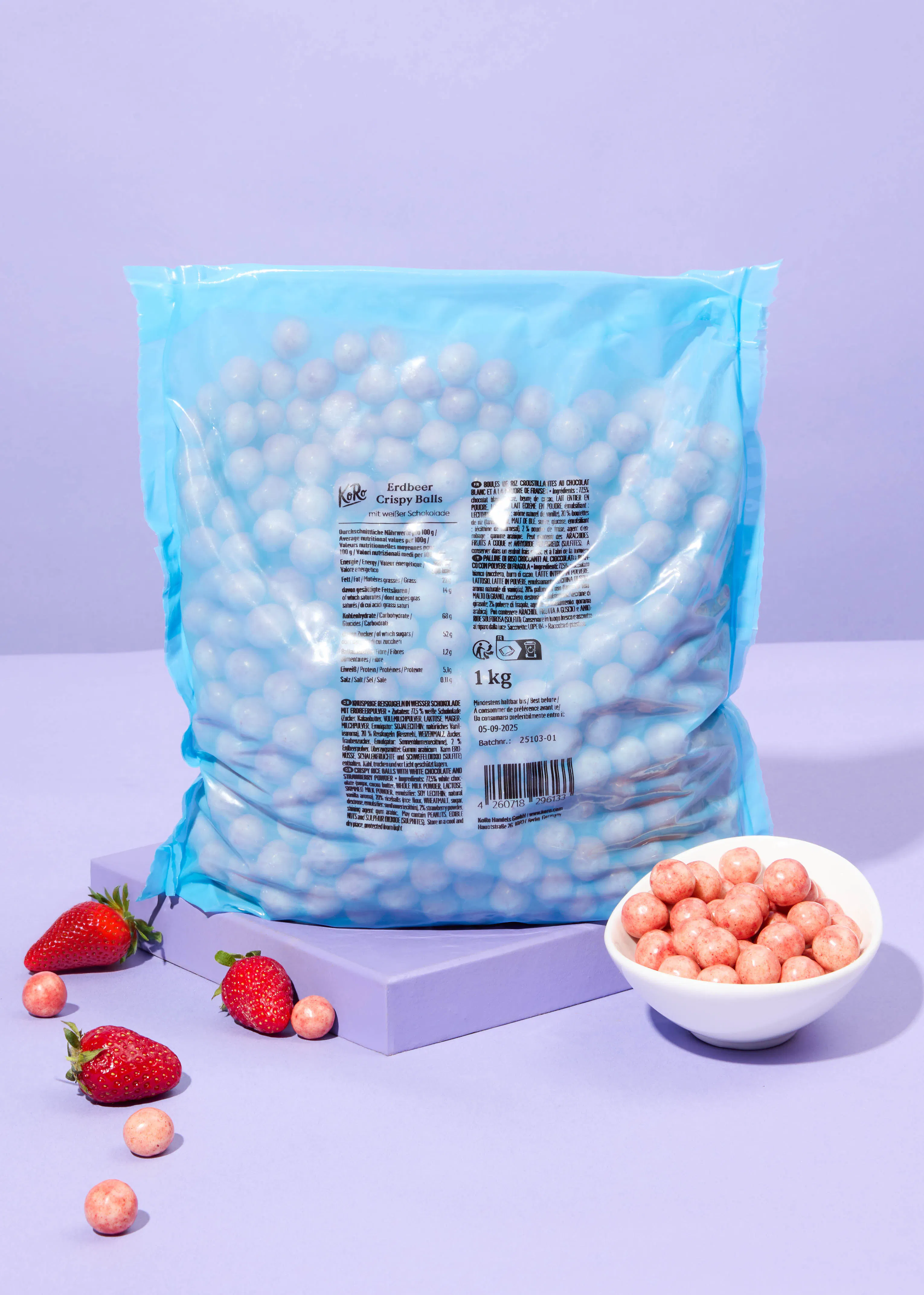 un sac de balles croustillantes avec des fraises dessus