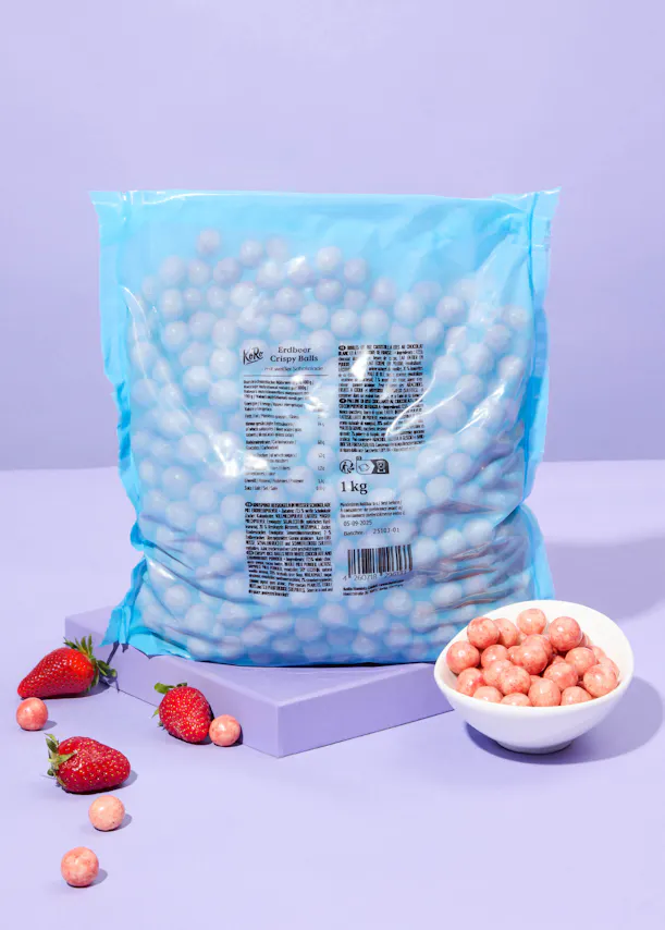 un sac de balles croustillantes avec des fraises dessus