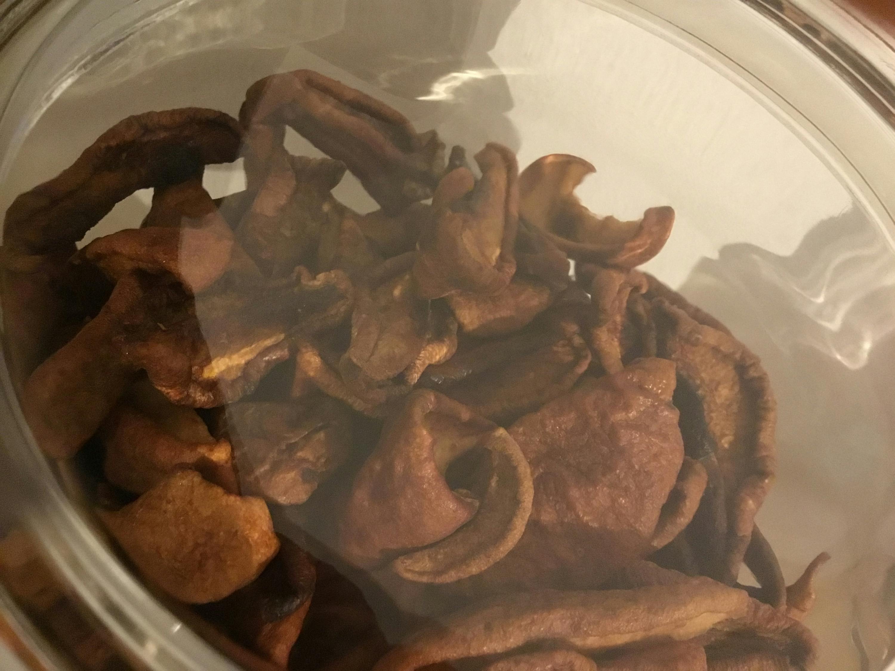 un barattolo di vetro pieno di patatine fritte