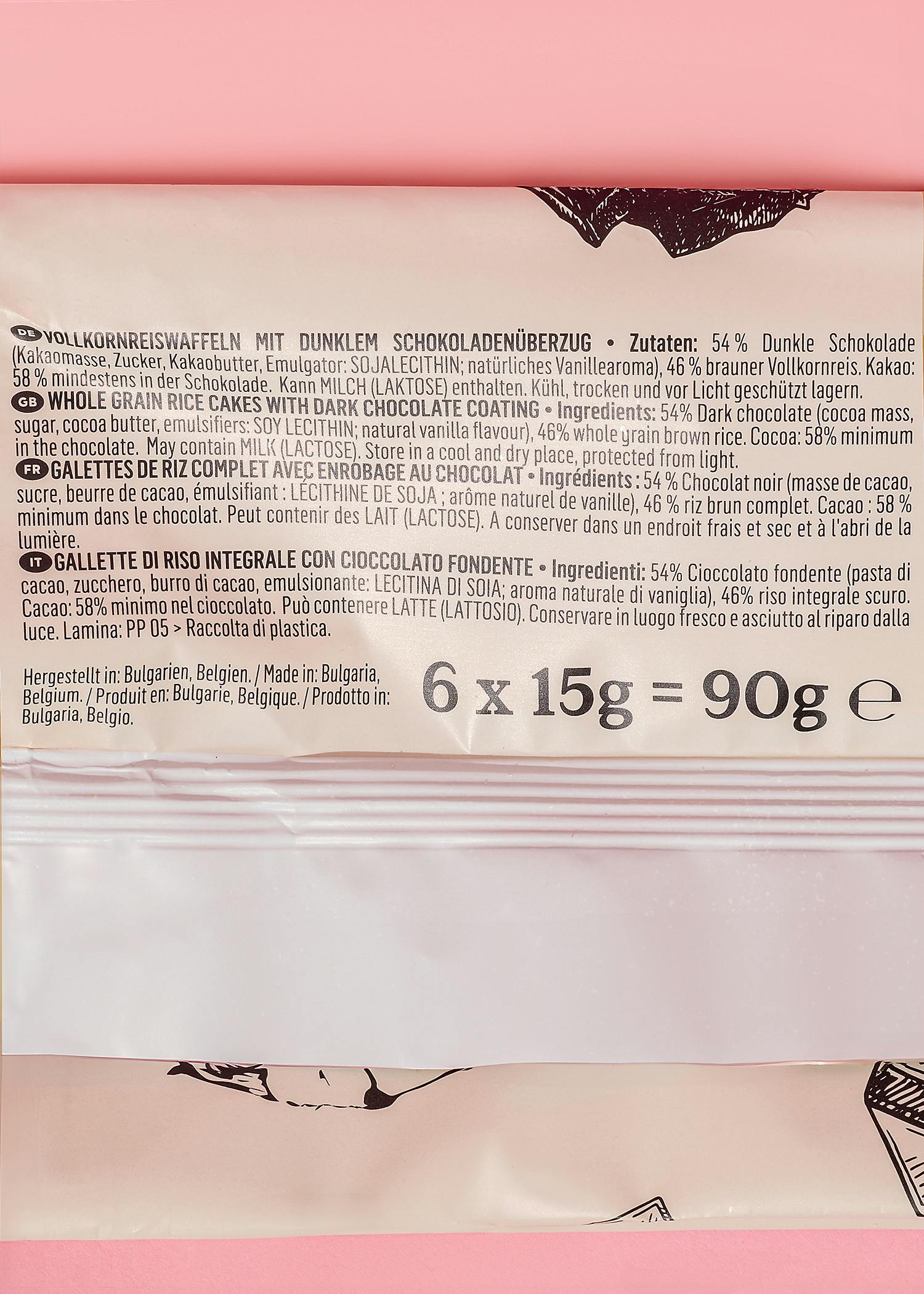 die Rückseite einer Packung vollkornreiswaffeln mit dunklem Schokoladenüberzug