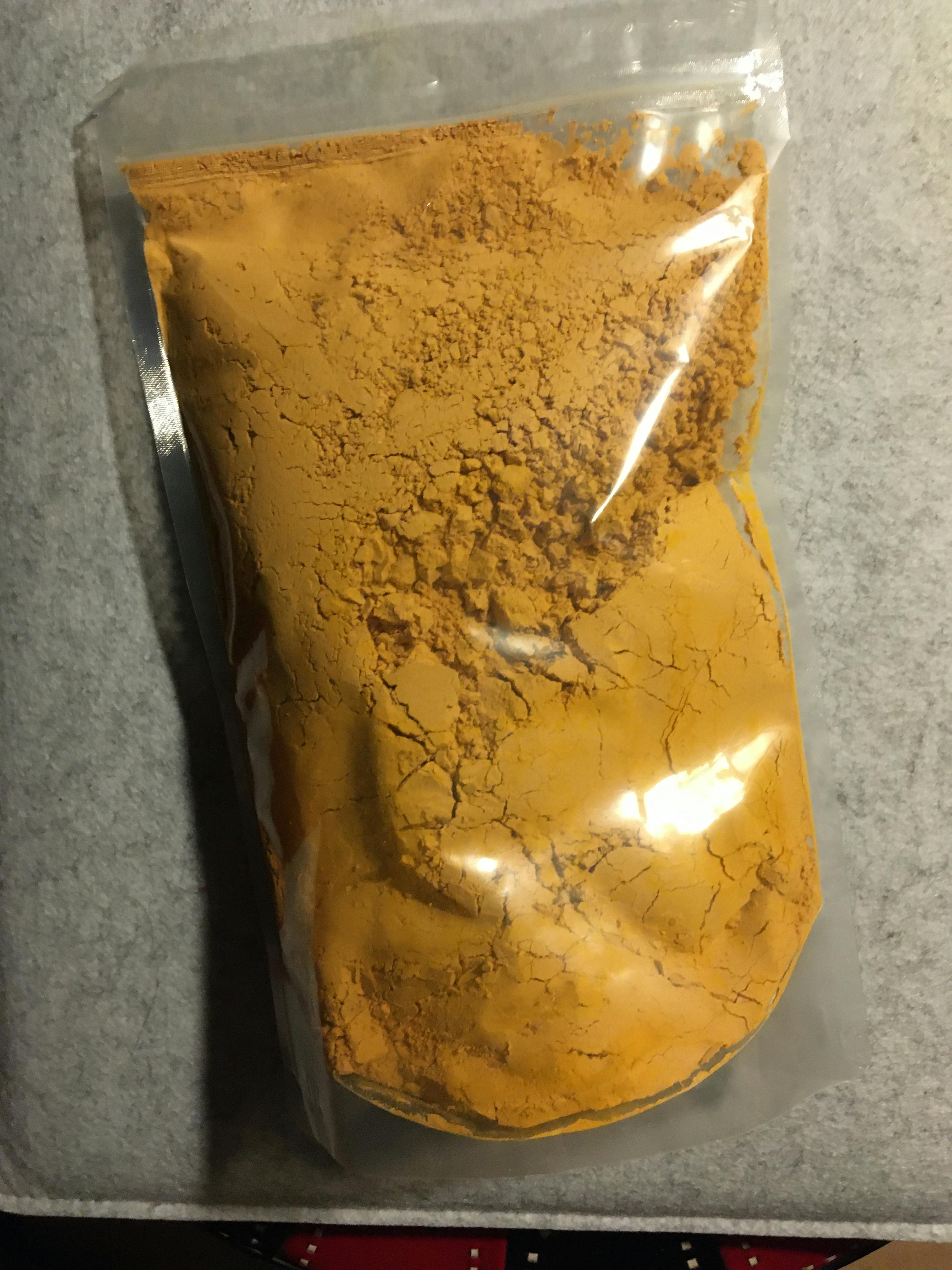 eine Plastiktüte mit einem Haufen brauner Flüssigkeit darin