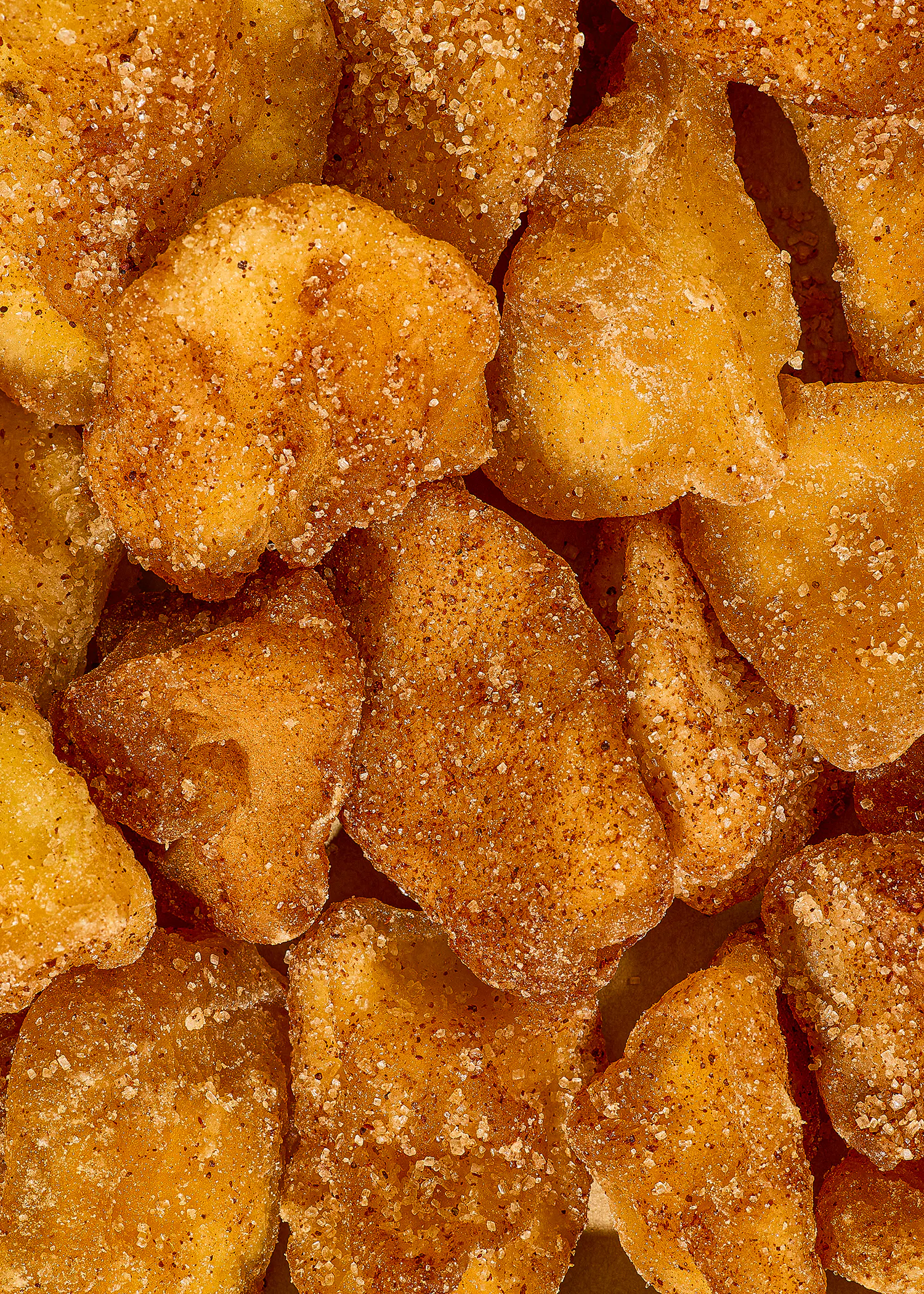 eine Nahaufnahme eines Haufens frittierten Kartoffelchips