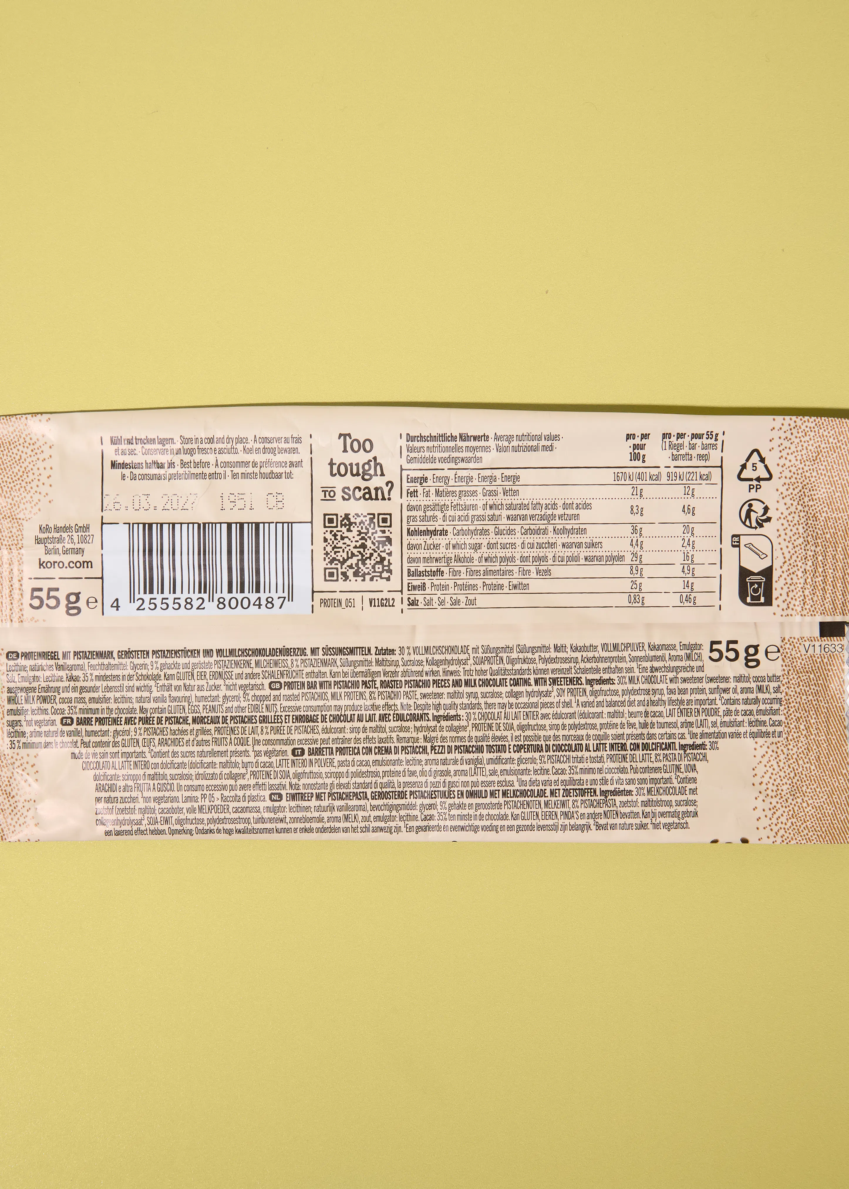 die rückseite einer koro proteinriegel-verpackung mit nährwerttabelle, zutatenliste und herstellerinformationen.