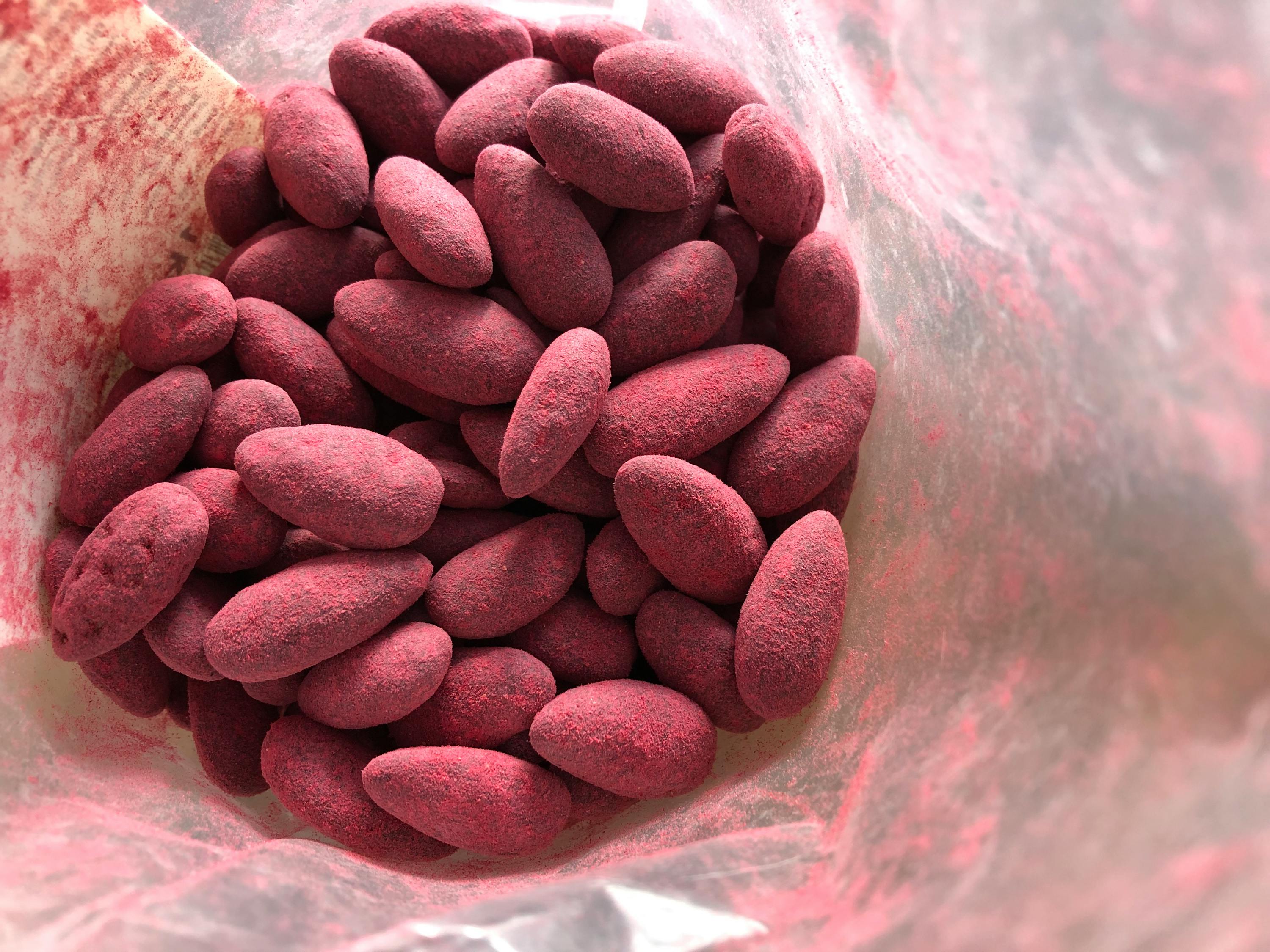 eine Nahaufnahme einer Tüte mit roten Erdnüssen