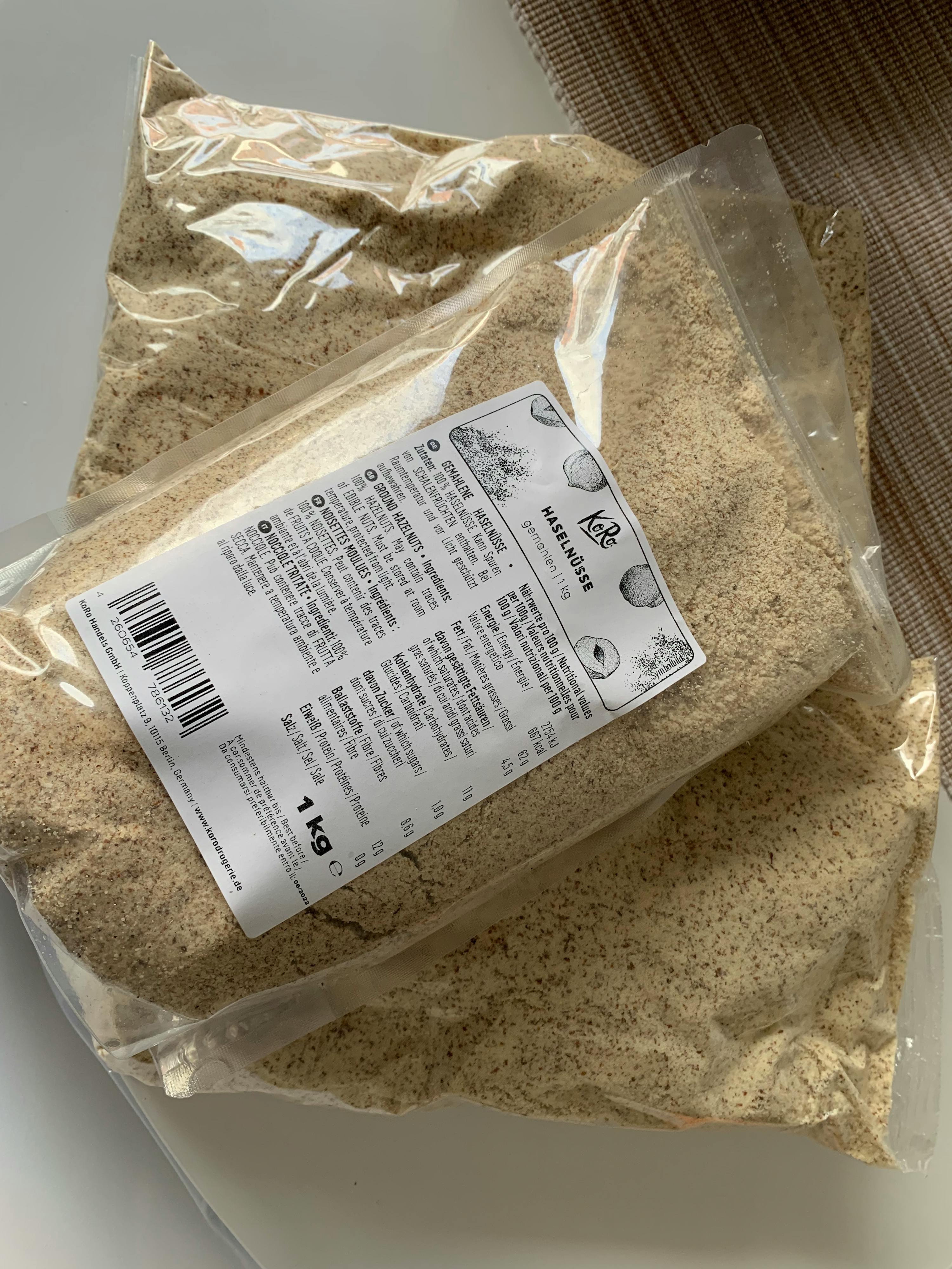 a bag of food with a label that says 1 kg