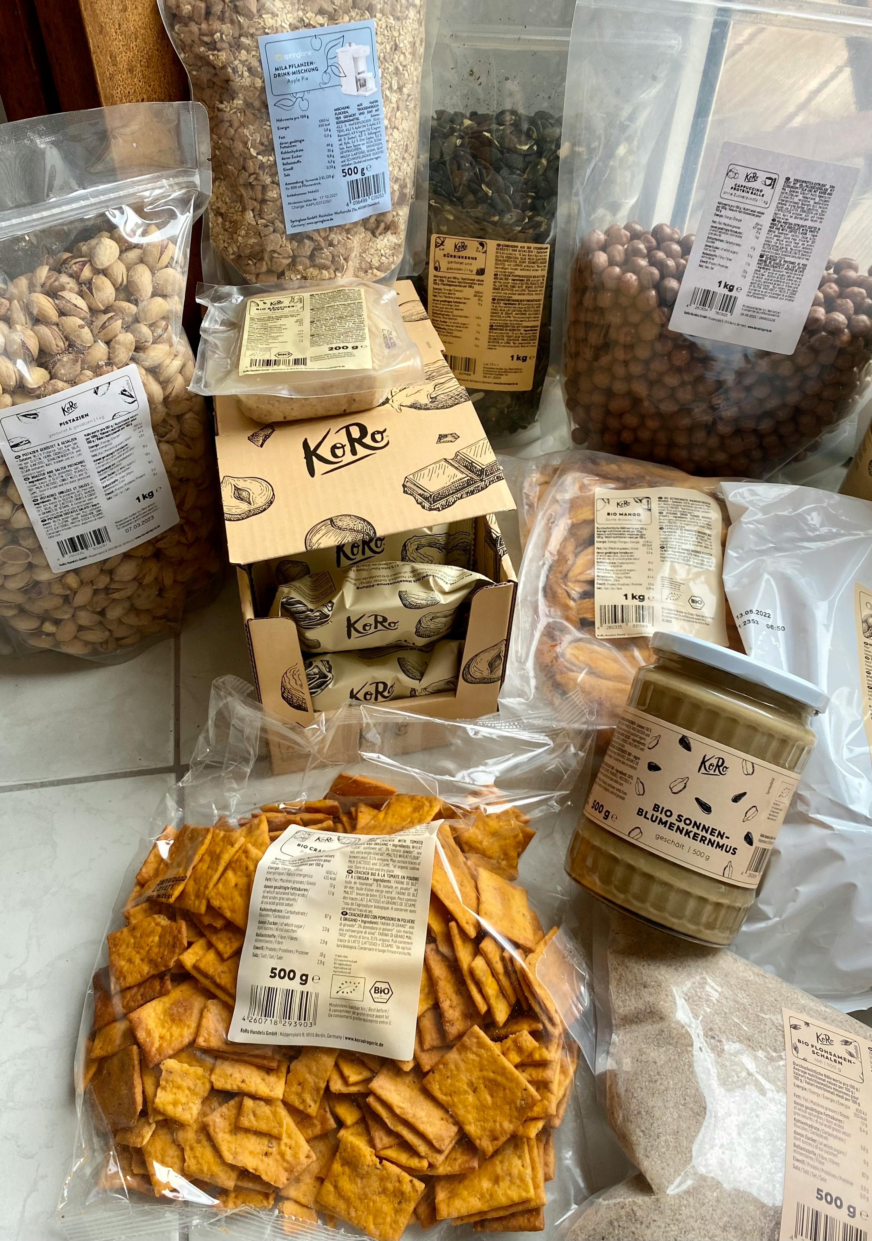 un mucchio di prodotti alimentari con sopra un barattolo di burro di arachidi