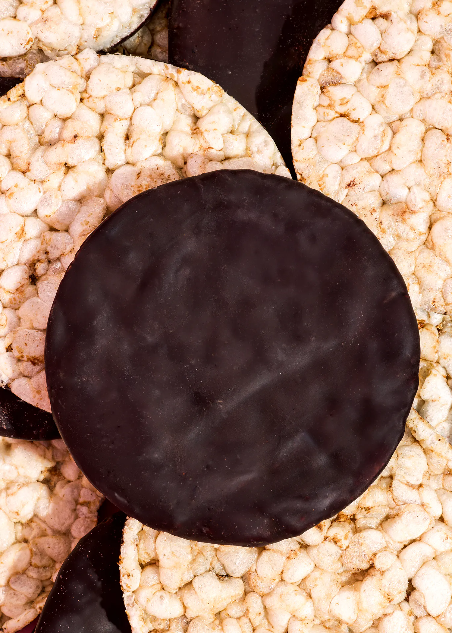 un gros plan d' un biscuit au chocolat sur un tas de biscuits