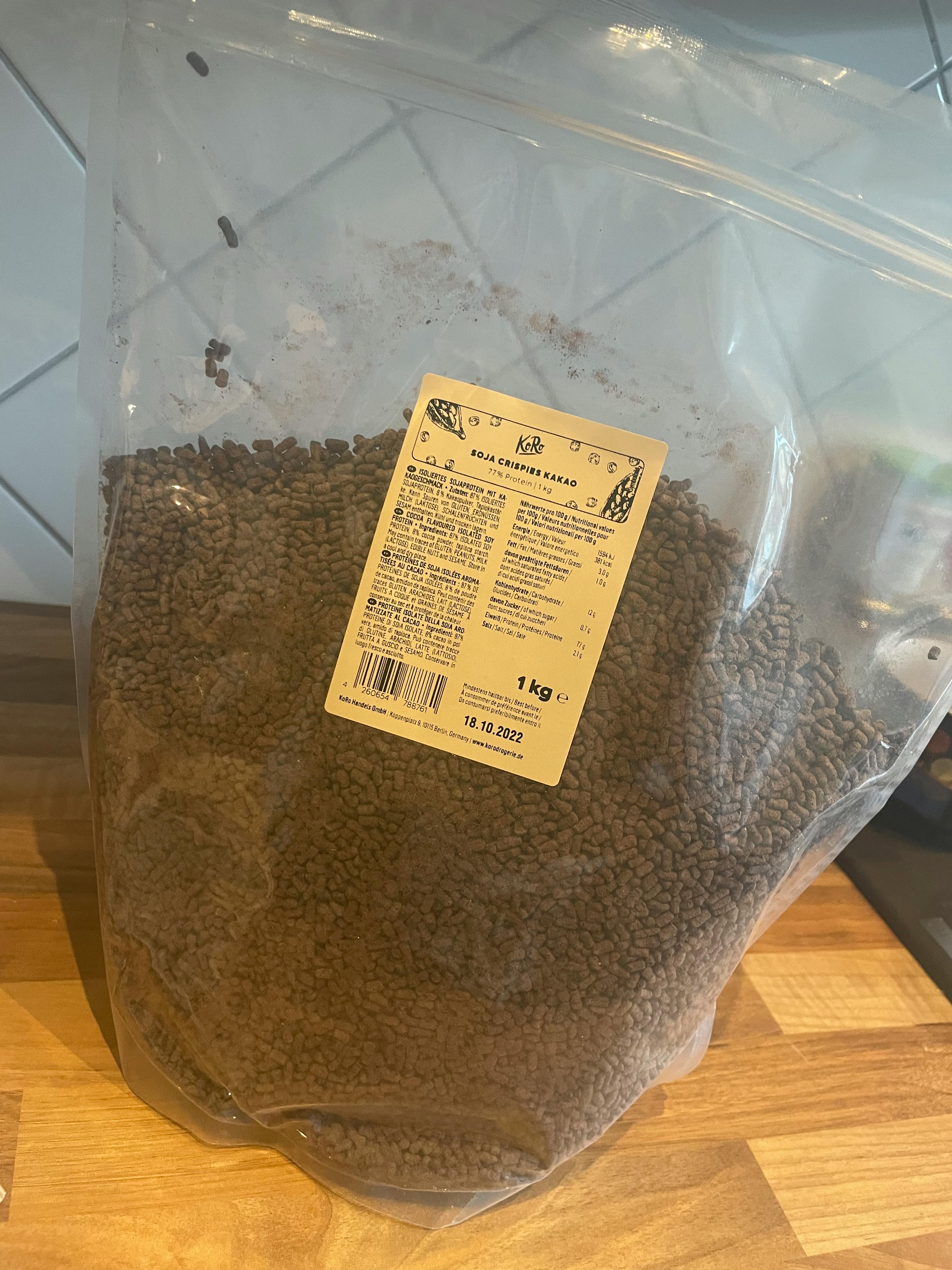 a bag of food with a label that says 1 kg on it