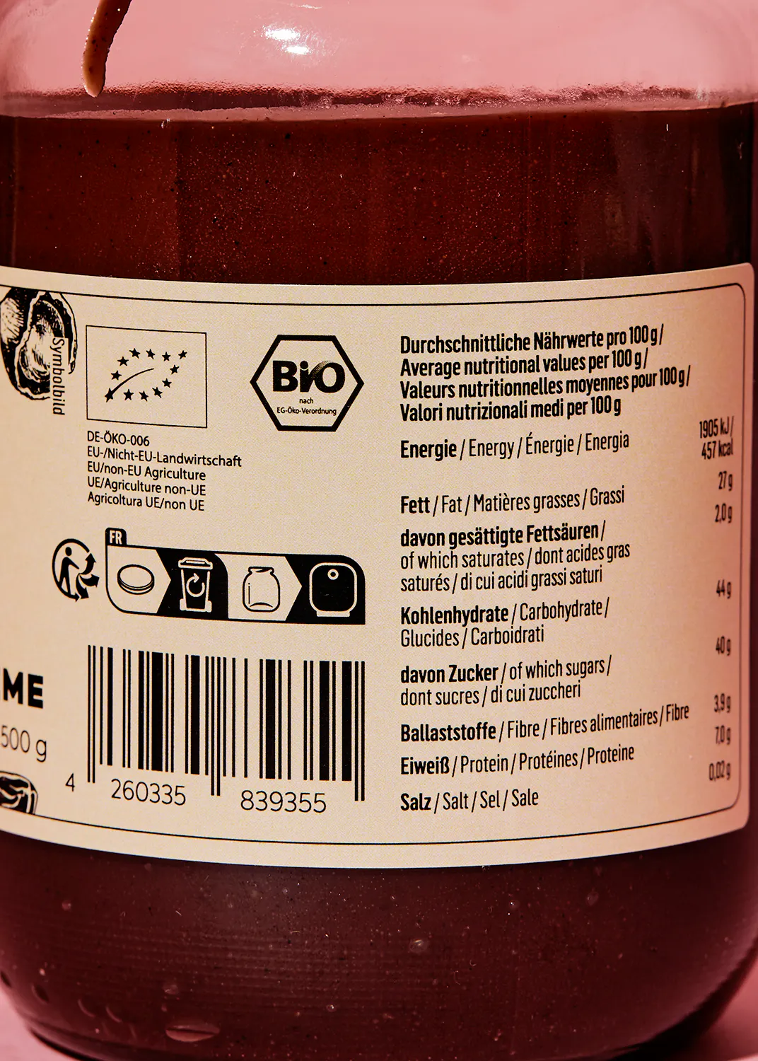 un gros plan de l' arrière d' une bouteille de marmelade bio