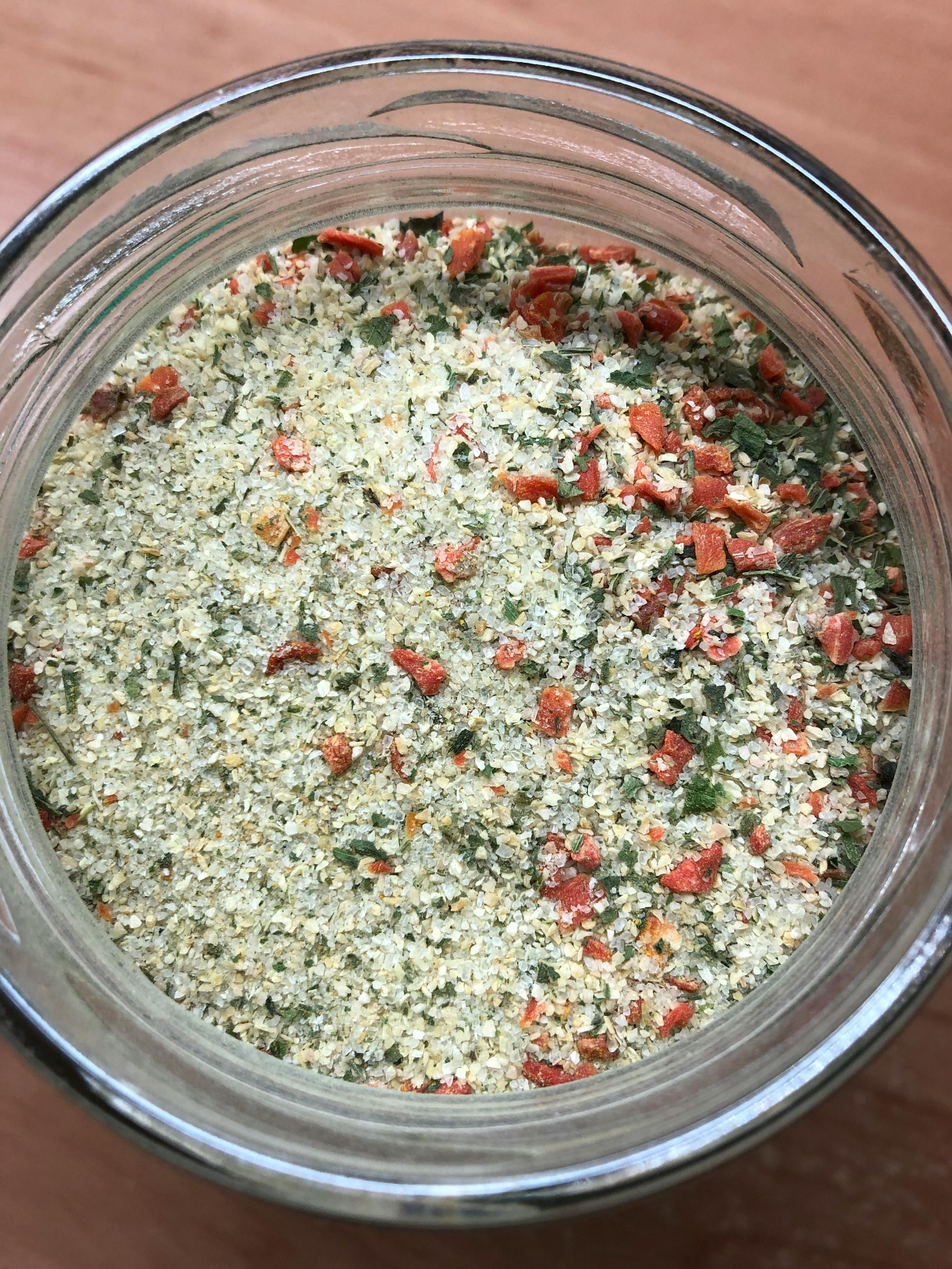 un barattolo di vetro pieno di spezie su un tavolo