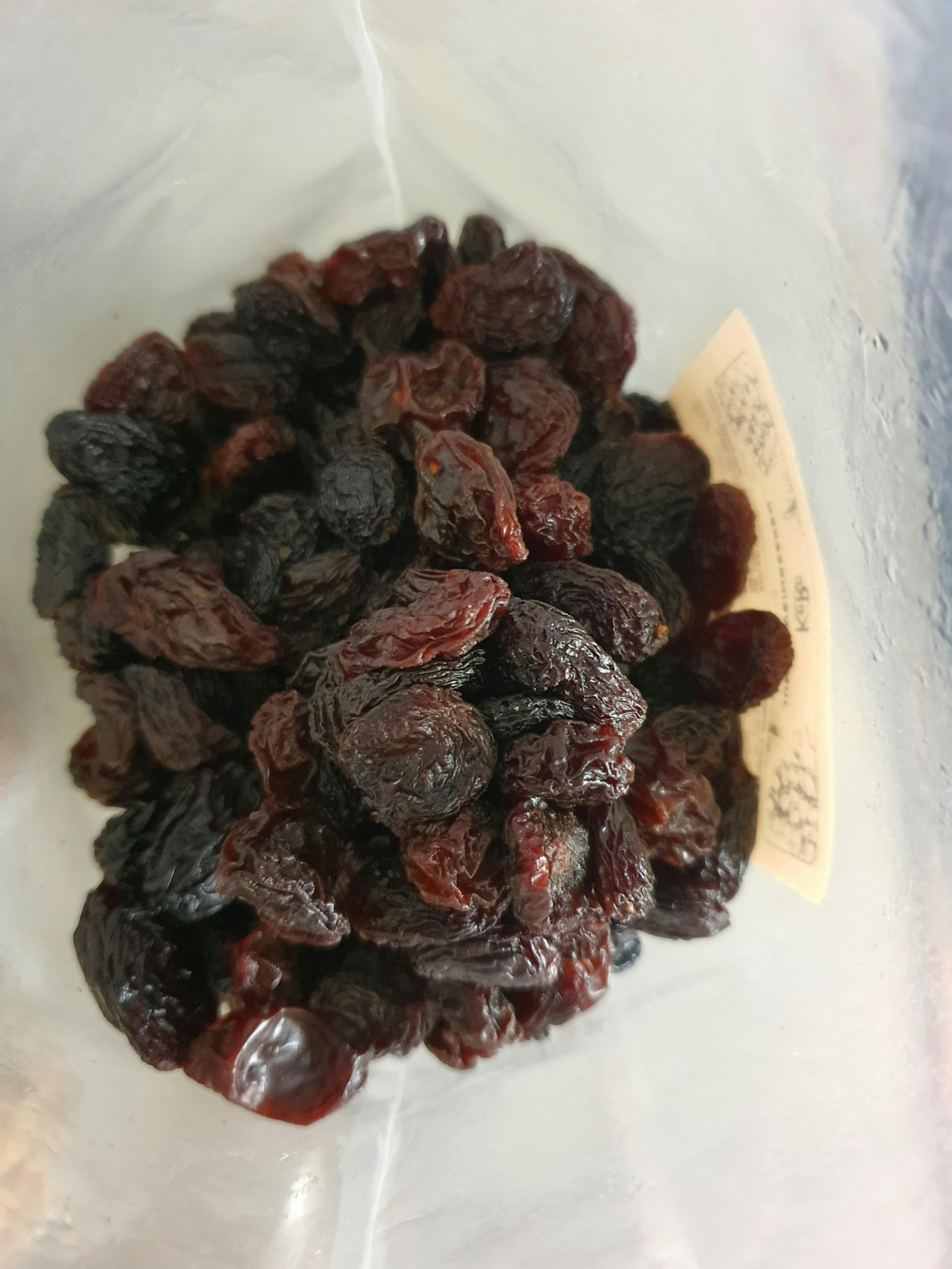 ein Plastikbeutel mit getrockneten Rosinen und einem Etikett darauf