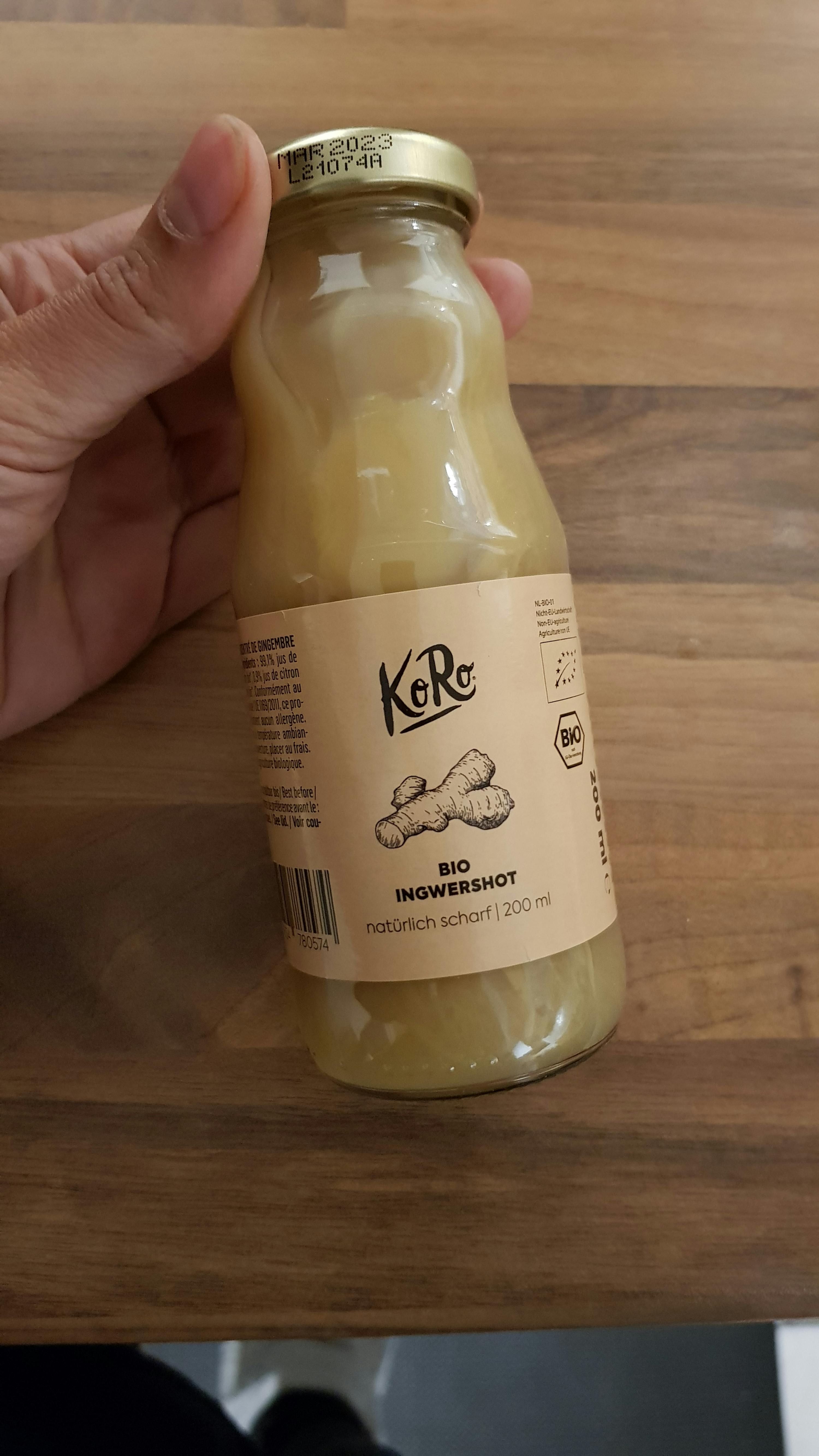 une personne tient un bocal en verre de kéro