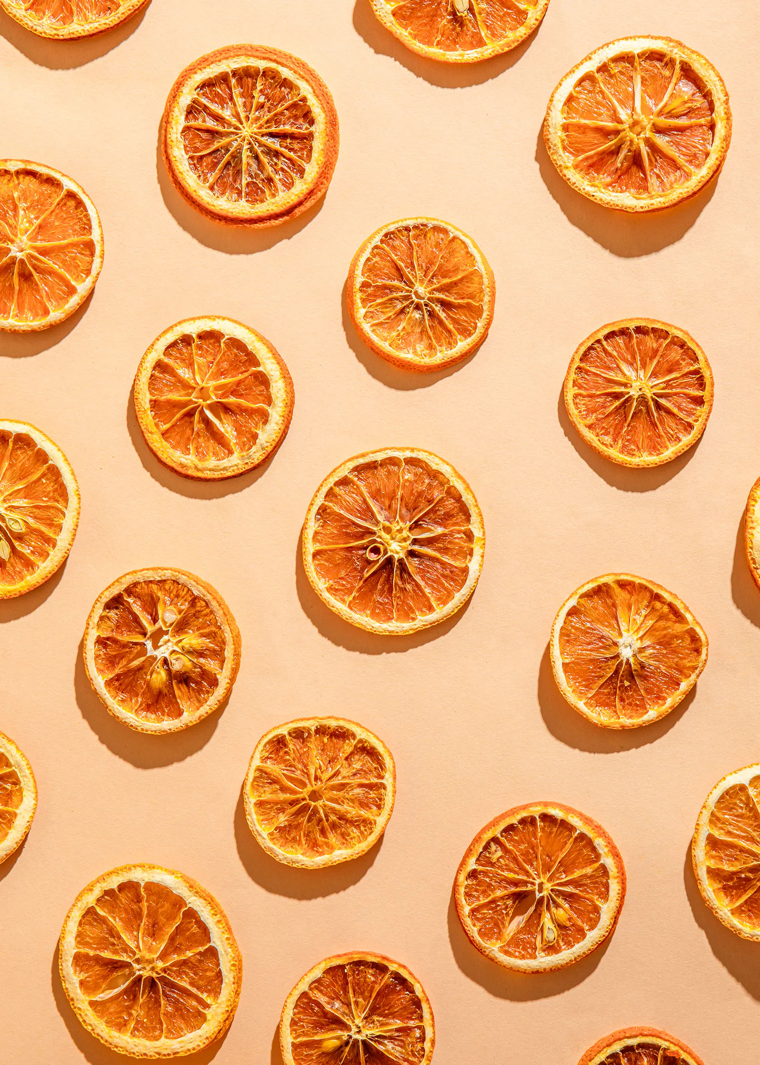 un motif de tranches d' orange séchées sur un fond beige