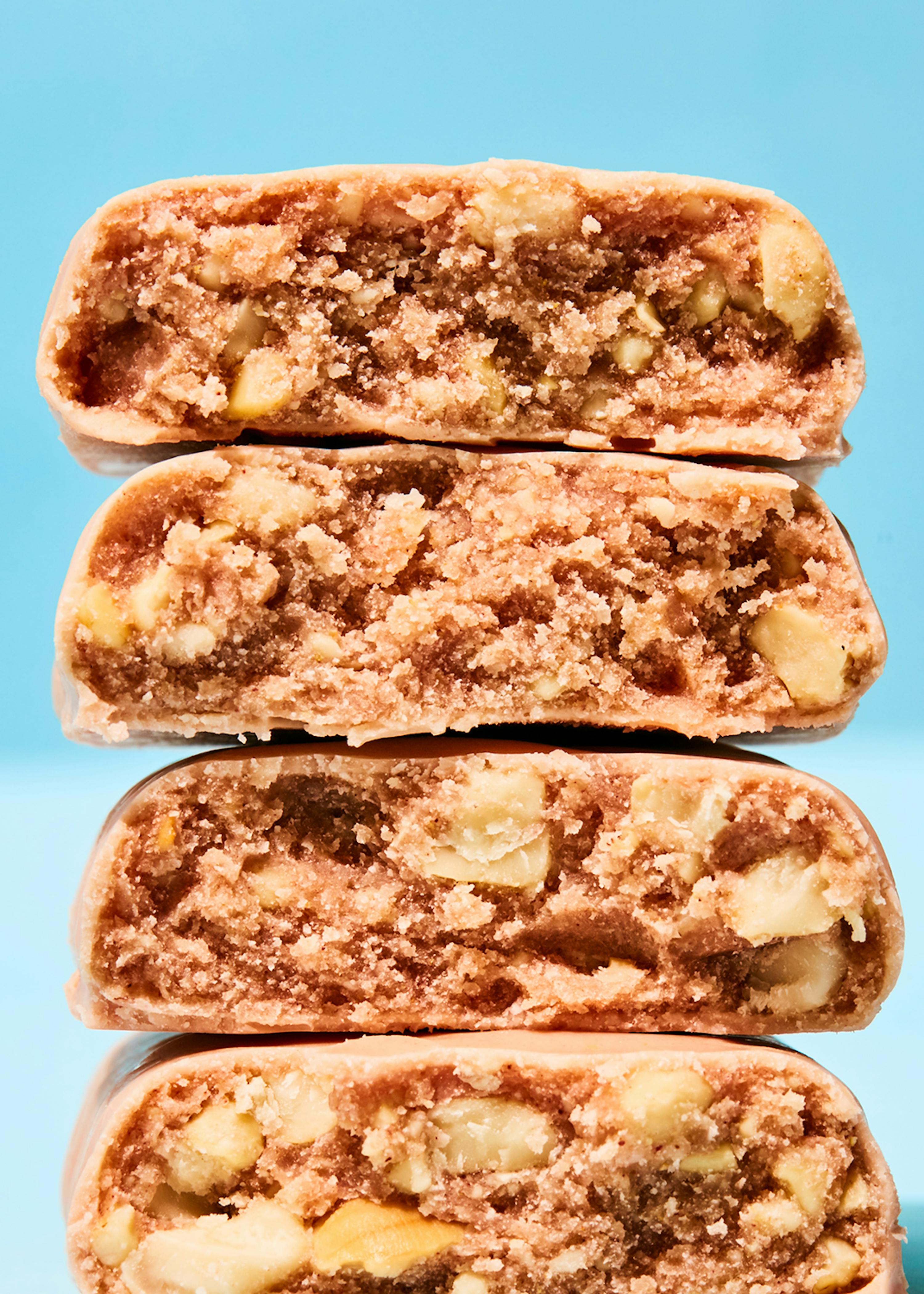 quatre biscuits empilés les uns sur les autres sur un fond bleu