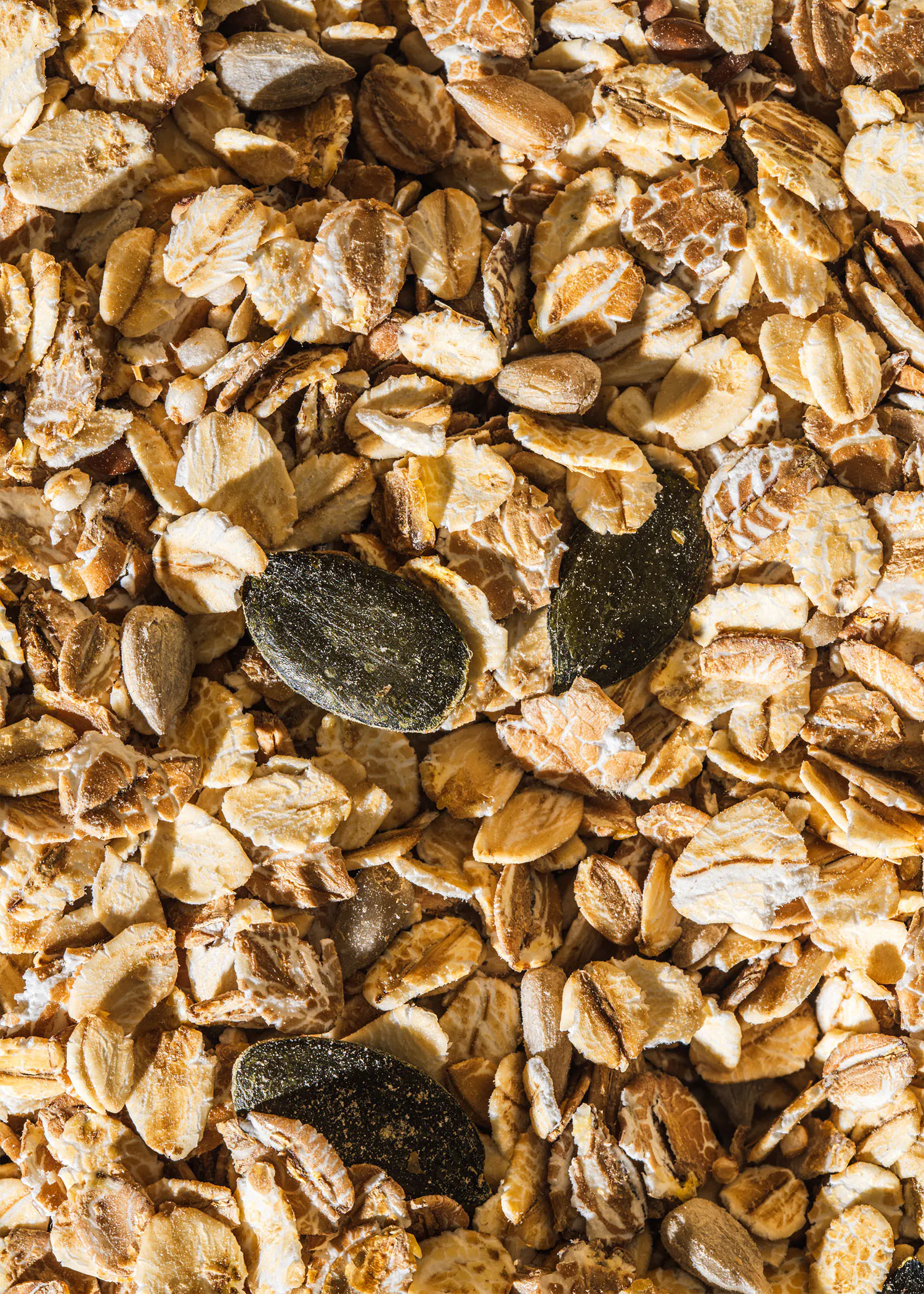 un tas de flocons d' avoine avec une graine de citrouille au milieu