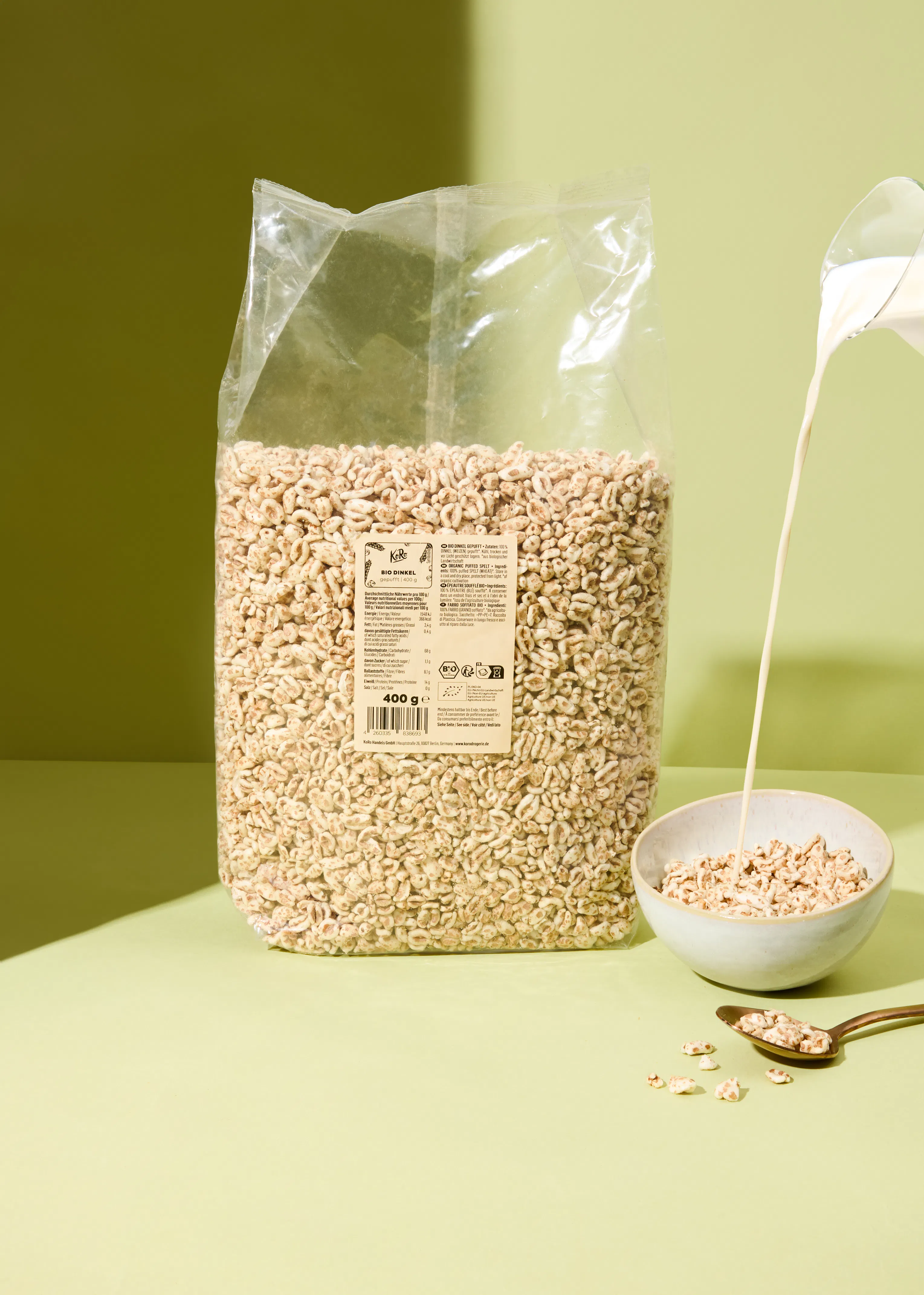 un sac de céréales est assis à côté d' un bol de céréales