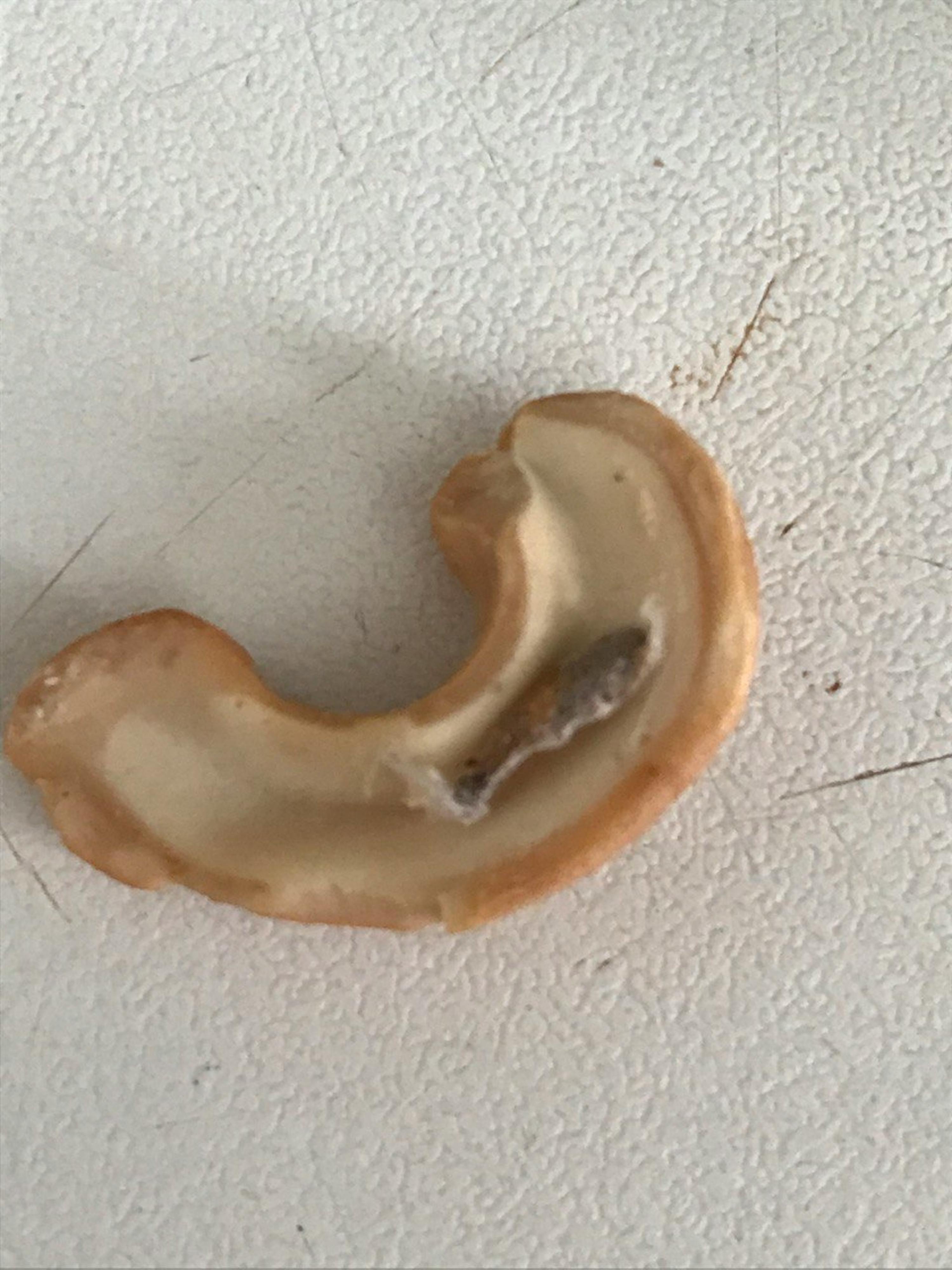 eine Nahaufnahme eines Nussstücks auf einem Tisch