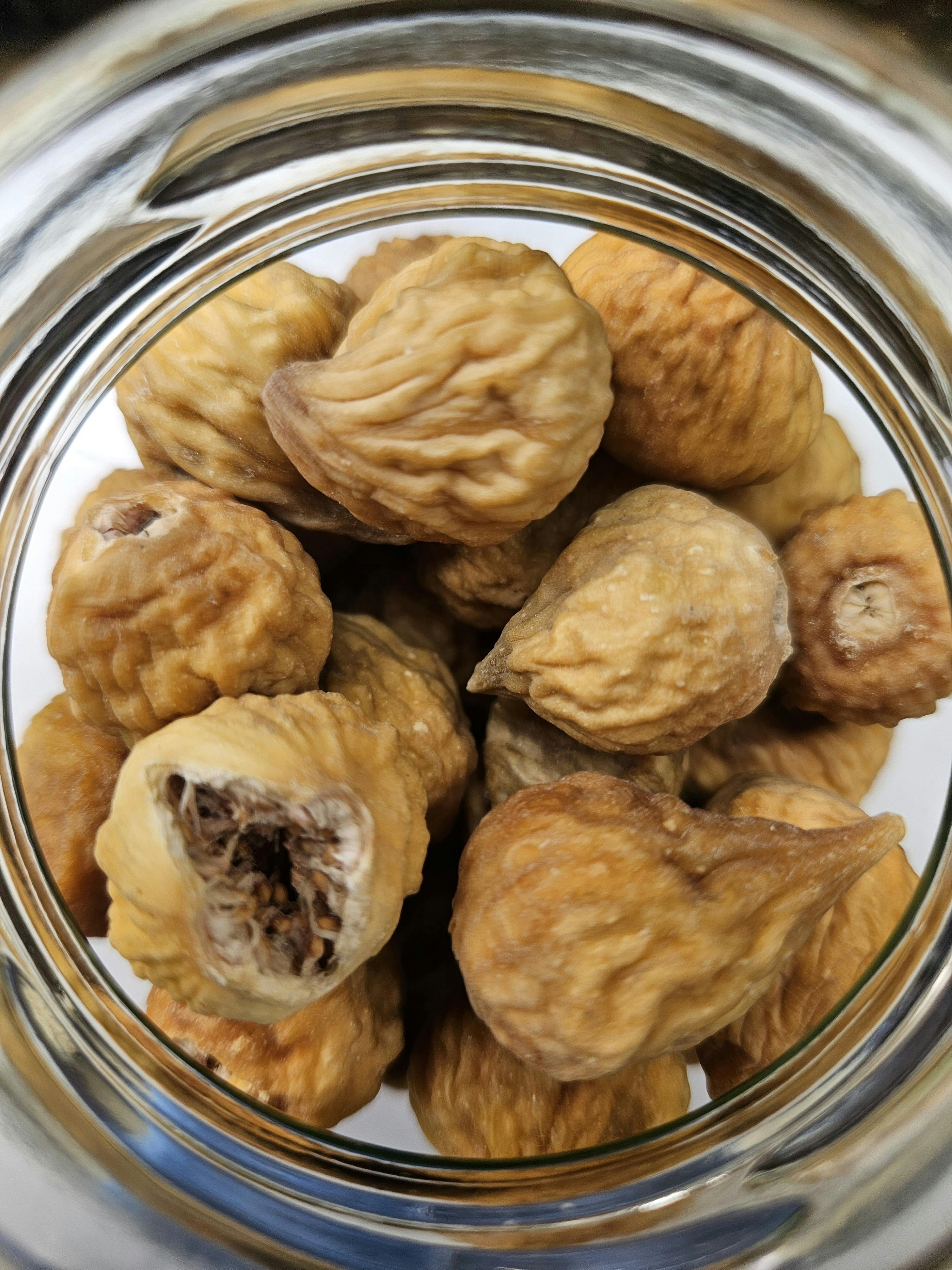 un gros plan d' un bocal rempli de figues séchées