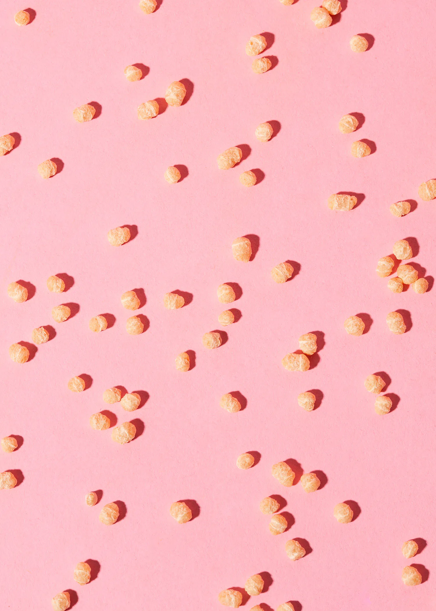 un motif de cerises sur fond rose