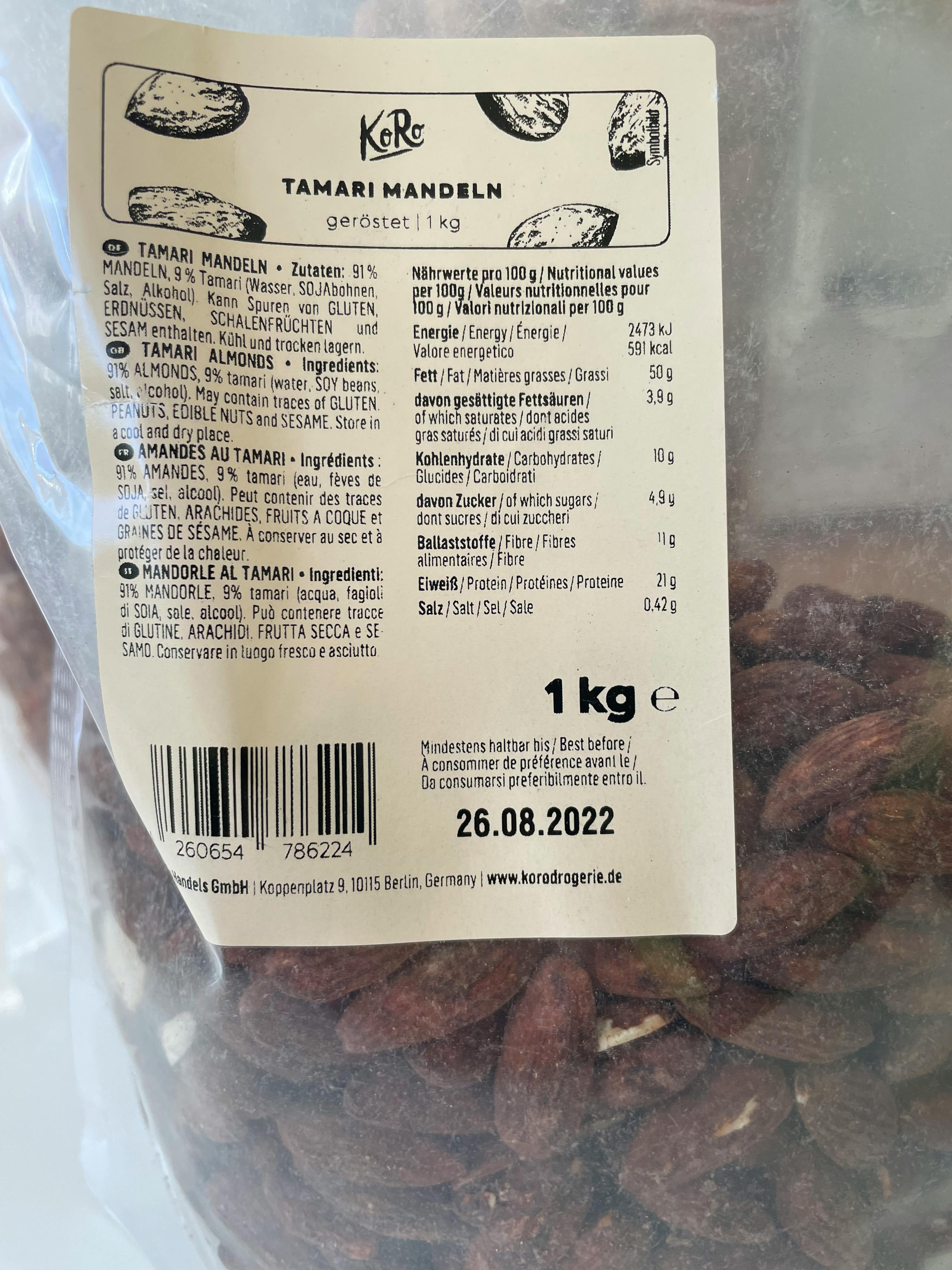die Rückseite einer Tüte tamari Mandeln zeigt die Nährwertangaben