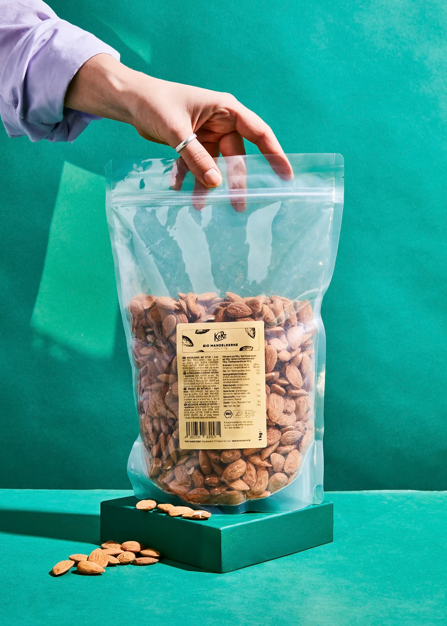 une personne tient un sac d' amandes de kirk