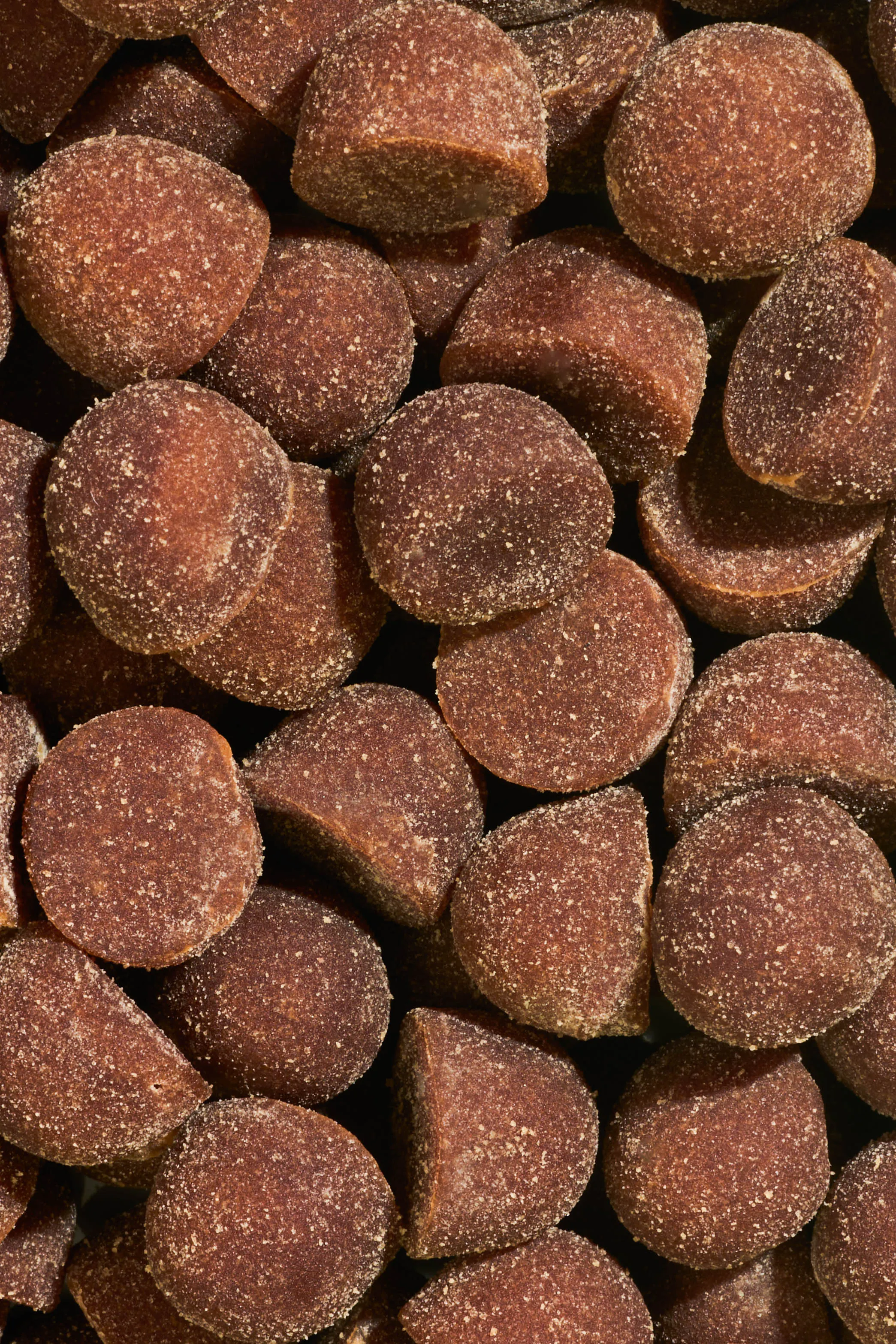 un gros plan d' un tas de bonbons au chocolat