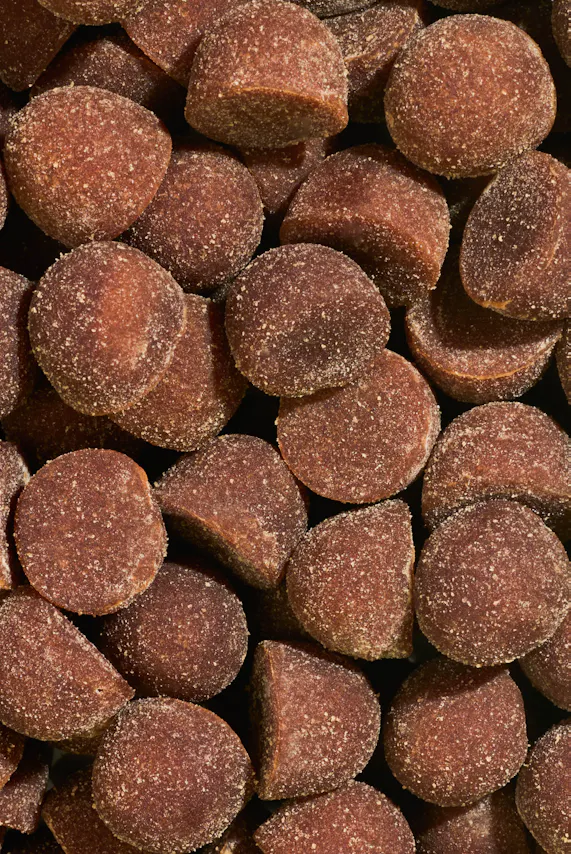 un gros plan d' un tas de bonbons au chocolat